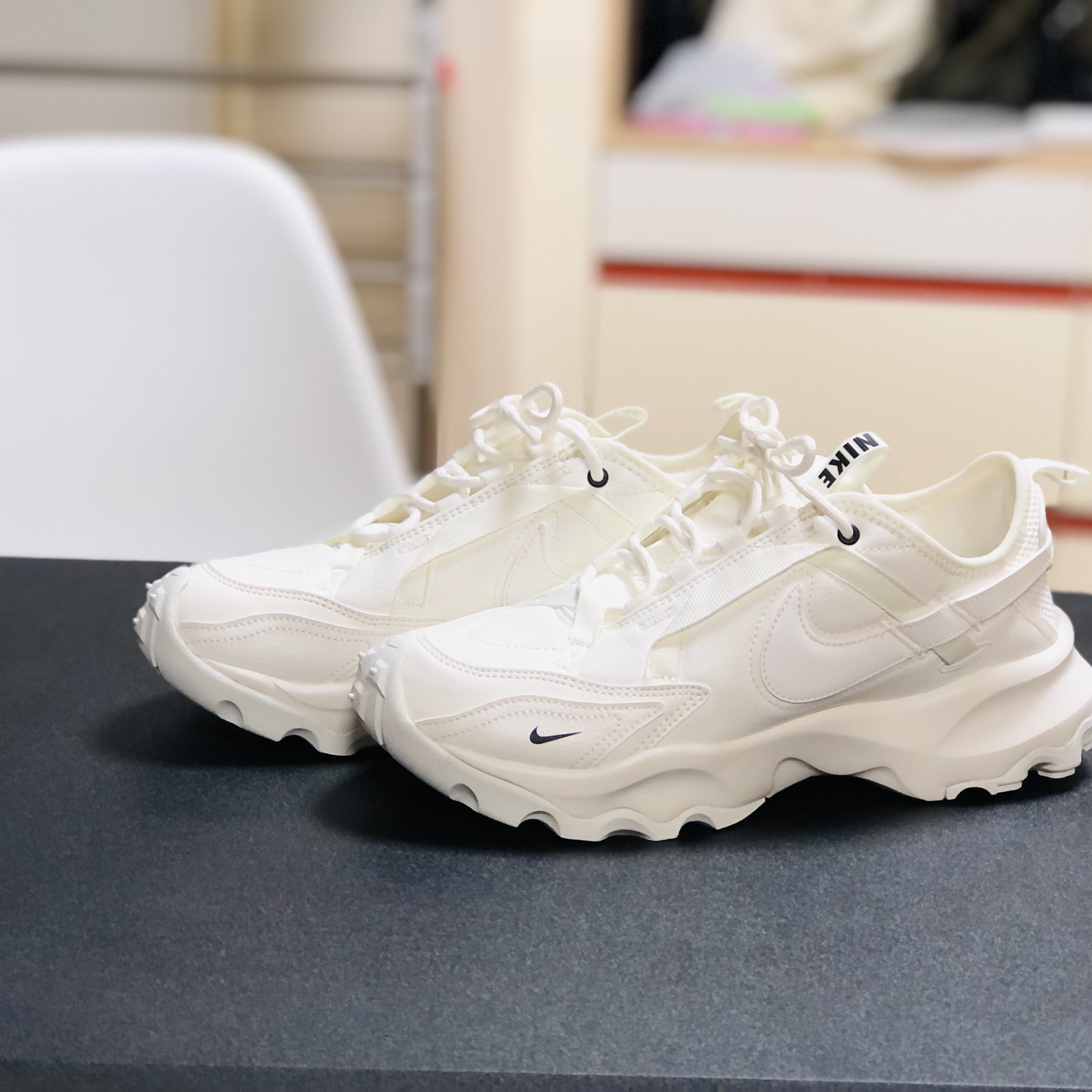 (W) Nike TC 7900 Summit White 착용 스타일 - 1