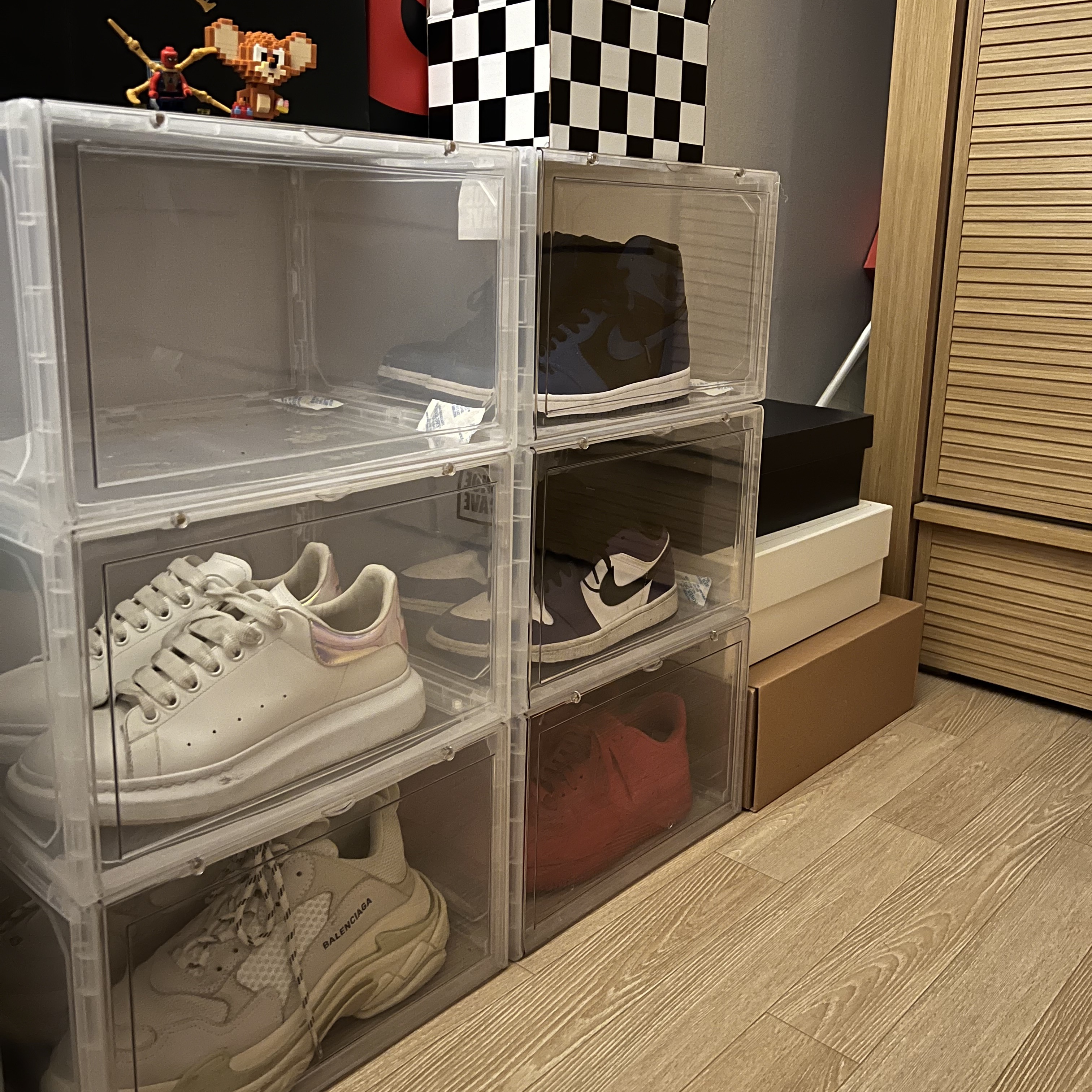 (W) Balenciaga Triple S White 2019, (W) Alexander McQueen Oversized Sneakers White Iridescent 착용 스타일