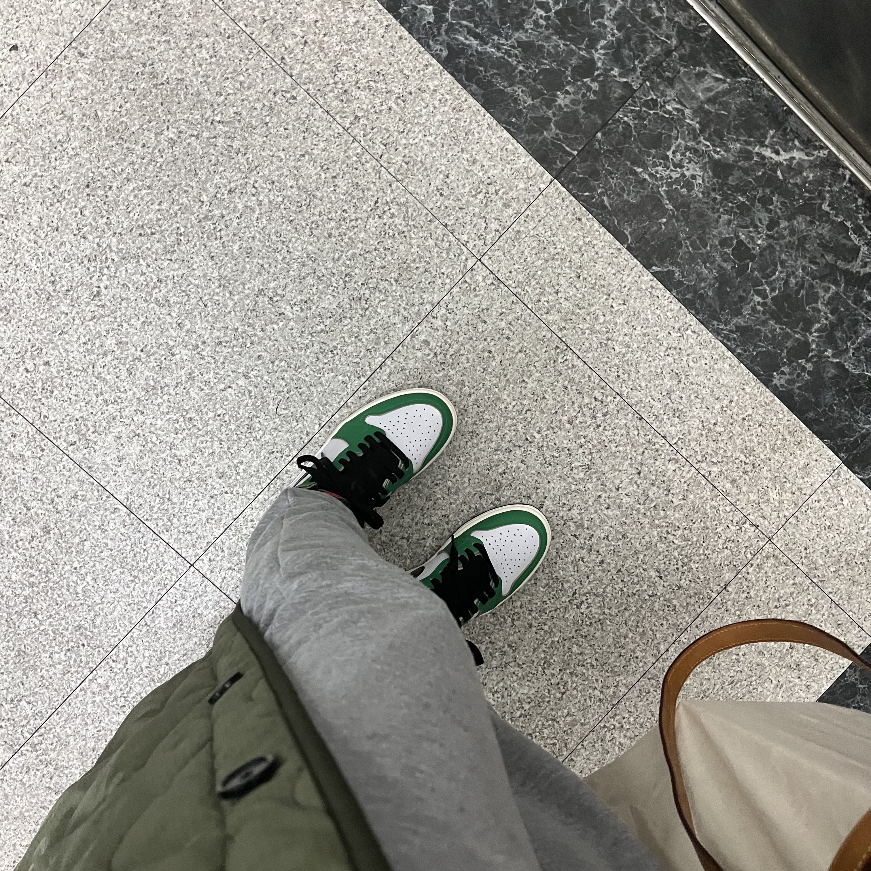 (W) Jordan 1 Retro High OG Lucky Green 착용 스타일 - 2