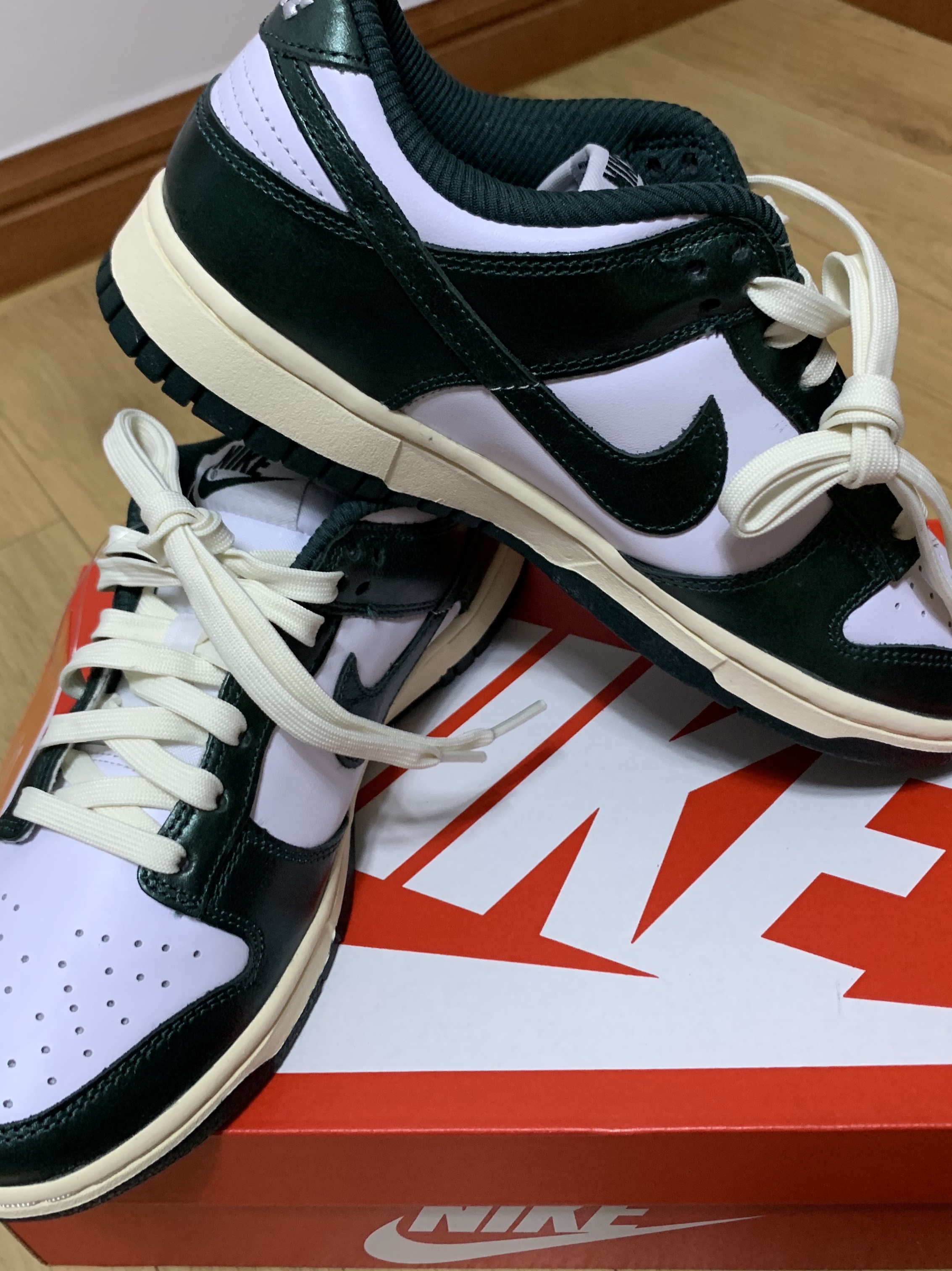 (W) Nike Dunk Low Vintage Green 착용 스타일 - 1