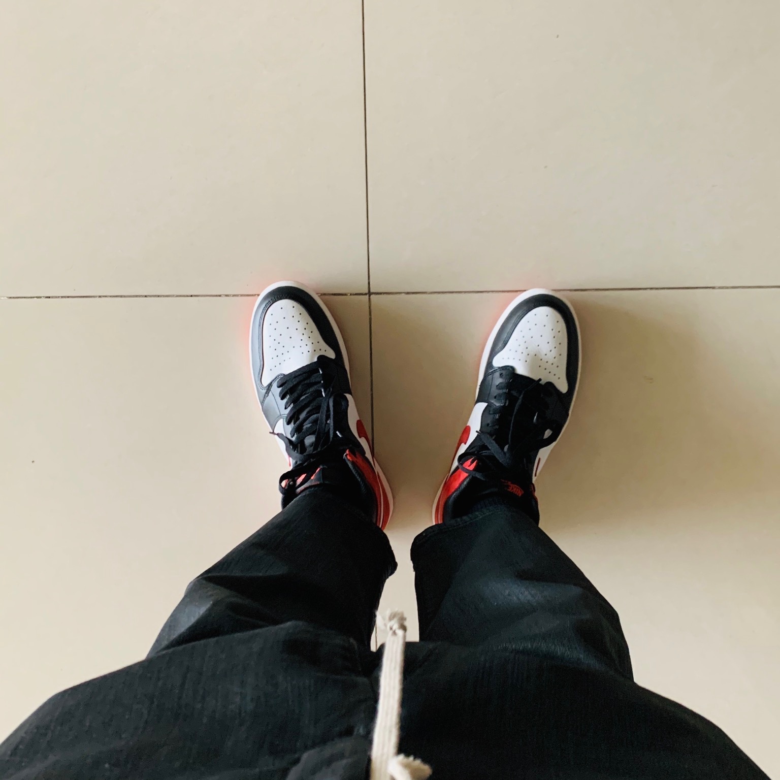 Jordan 1 Retro High OG Track Red 착용 스타일 - 2