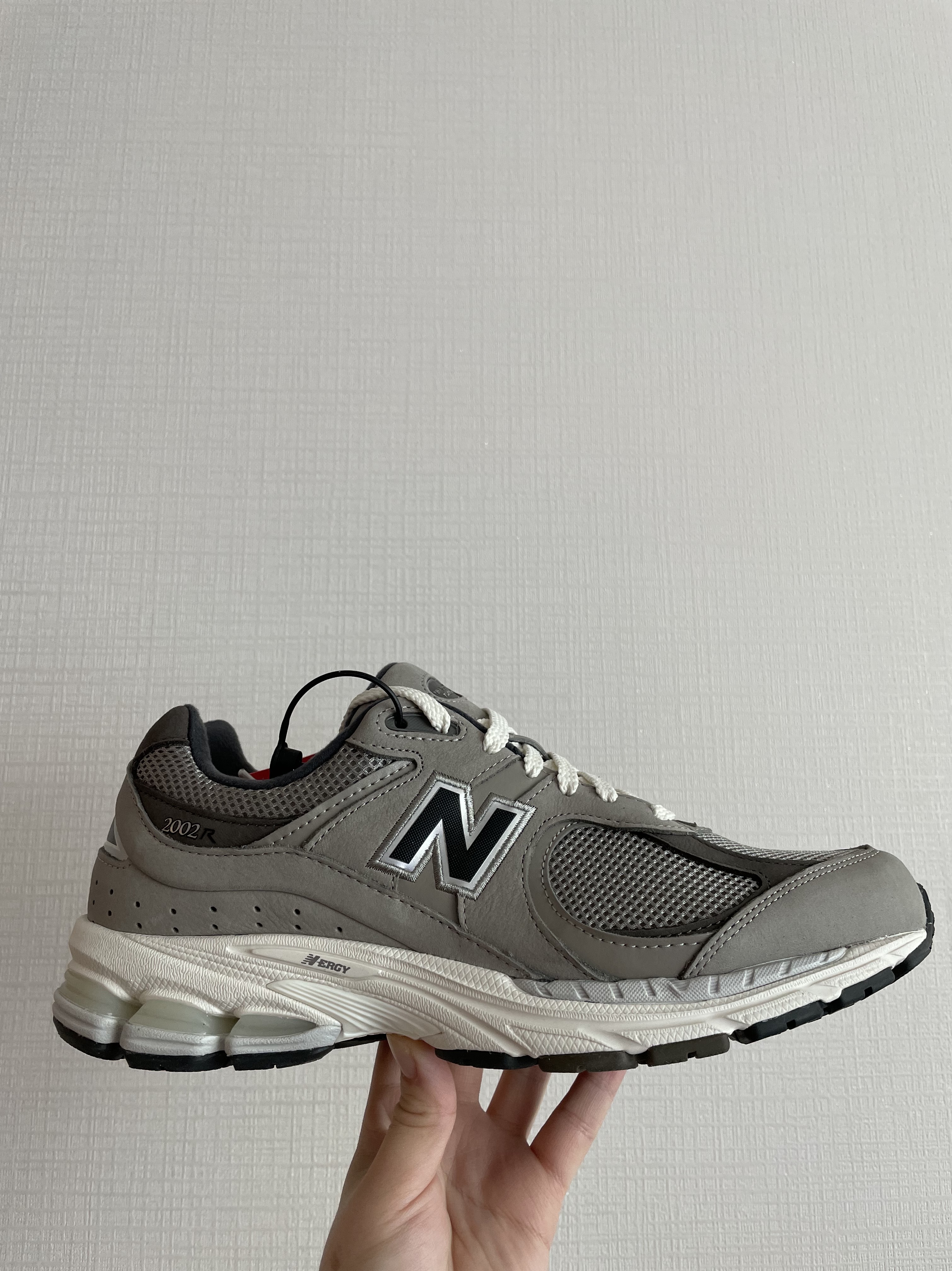 New Balance 2002 Warm Alpaca 착용 스타일 - 1