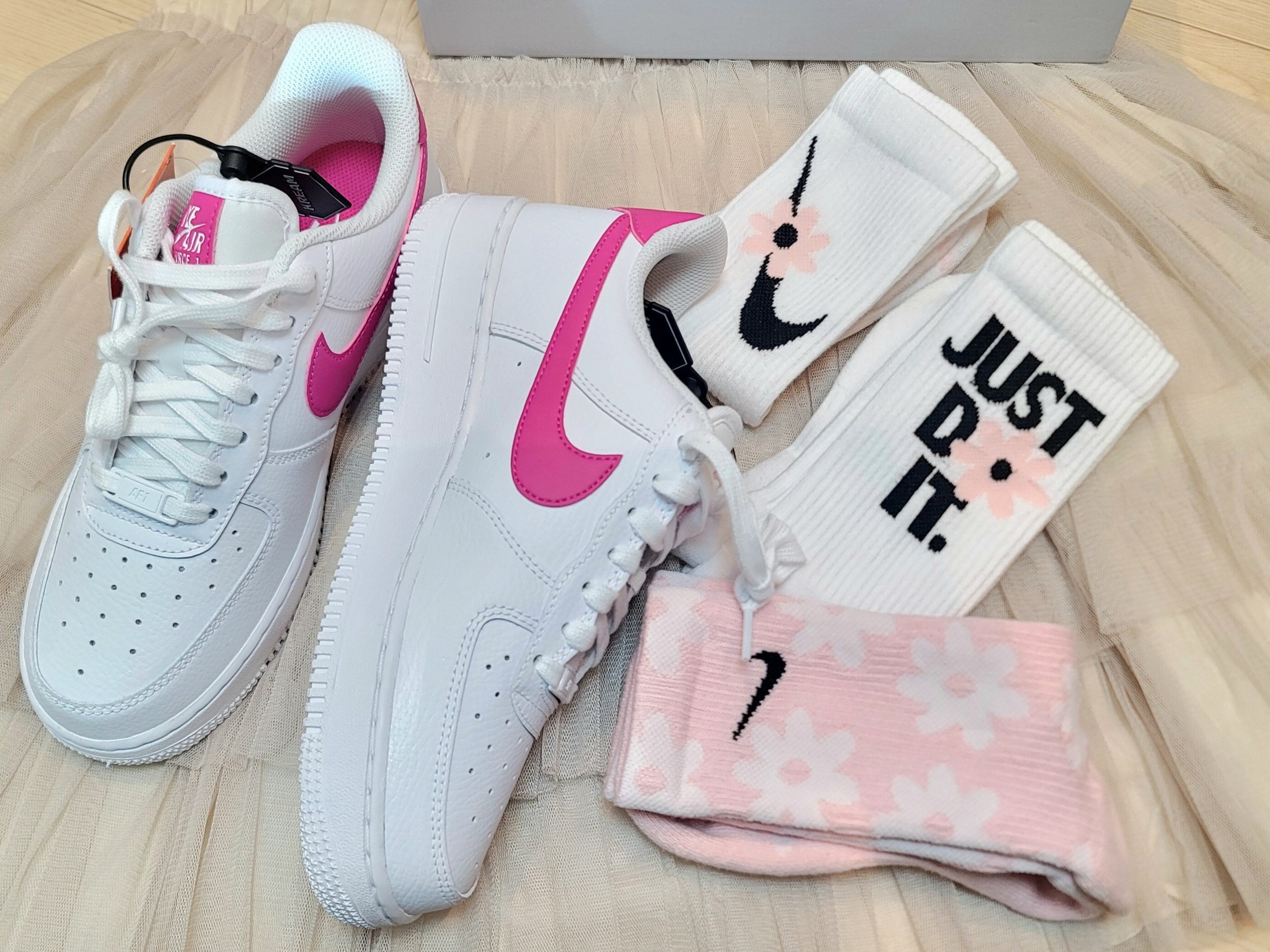 (W) Nike Air Force 1 '07 White Pink Prime, (Kids) Nike Everyday Plus Socks Pink White (6 Pack/Korean Ver.) 착용 스타일 - 1