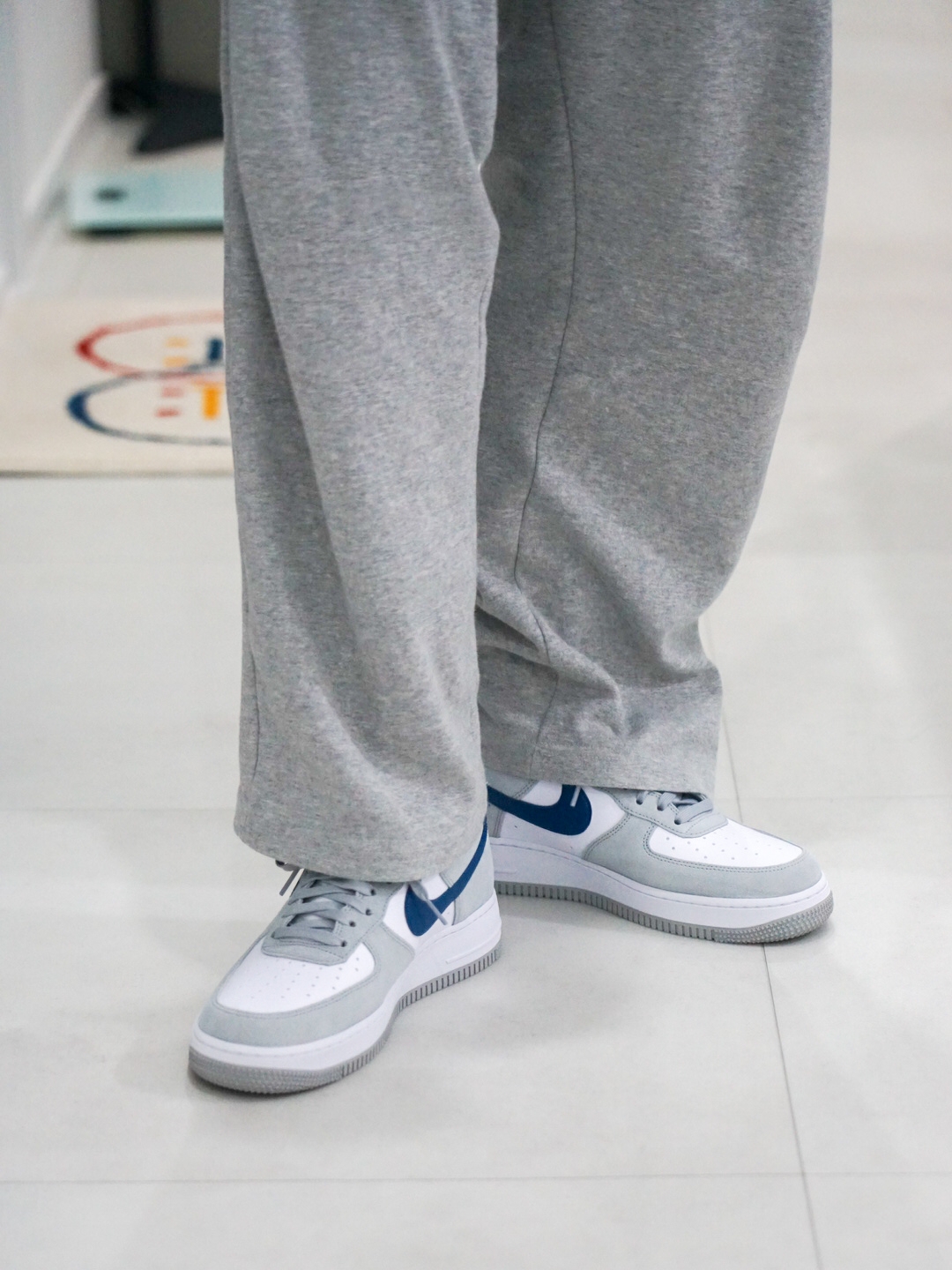 Nike Air Force 1 '07 LV8 Athletic Club Light Smoke Grey Marina 착용 스타일 - 2