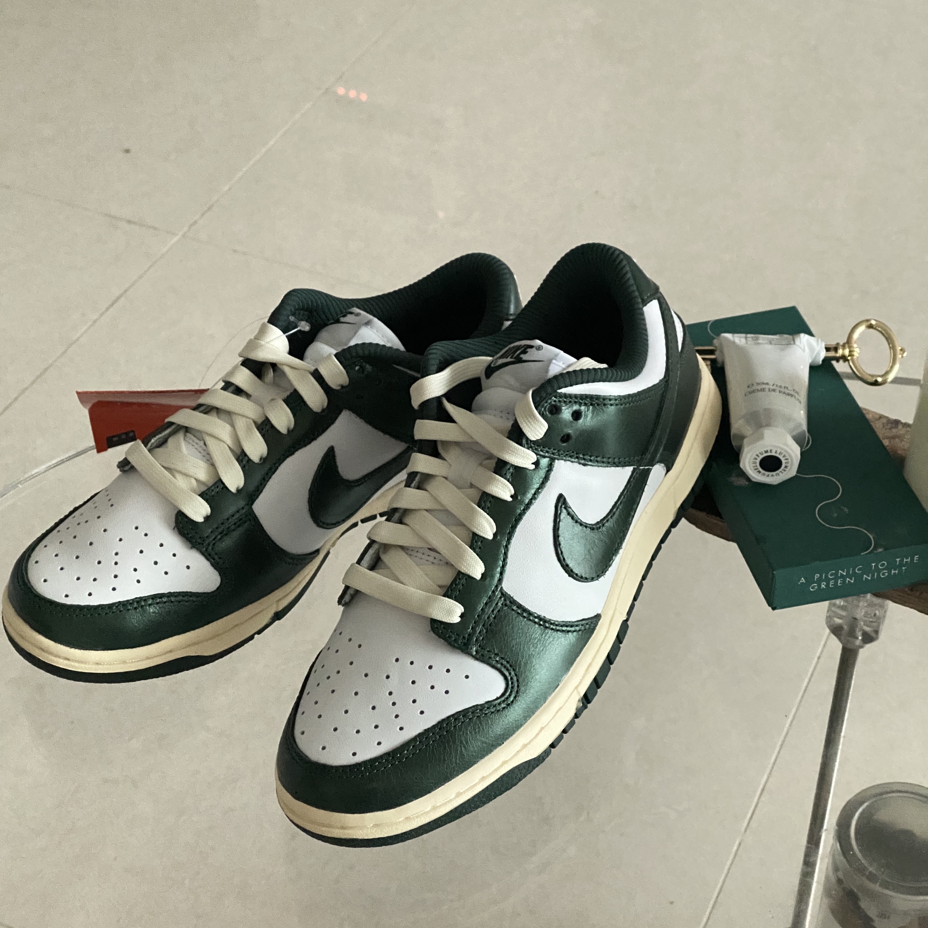 (W) Nike Dunk Low Vintage Green 착용 스타일 - 1