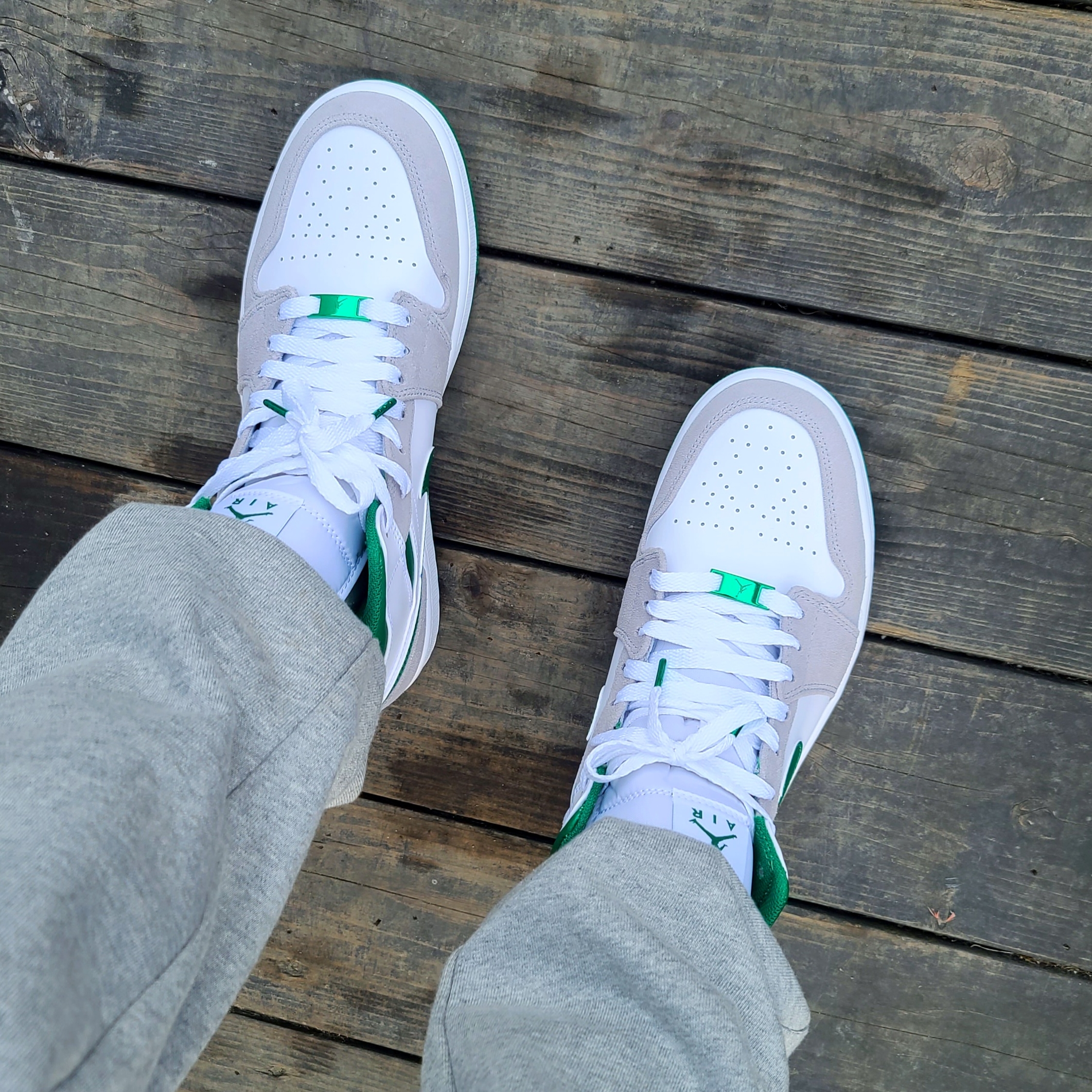 Jordan 1 Mid SE Pine Green Light Smoke Grey 착용 스타일 - 2