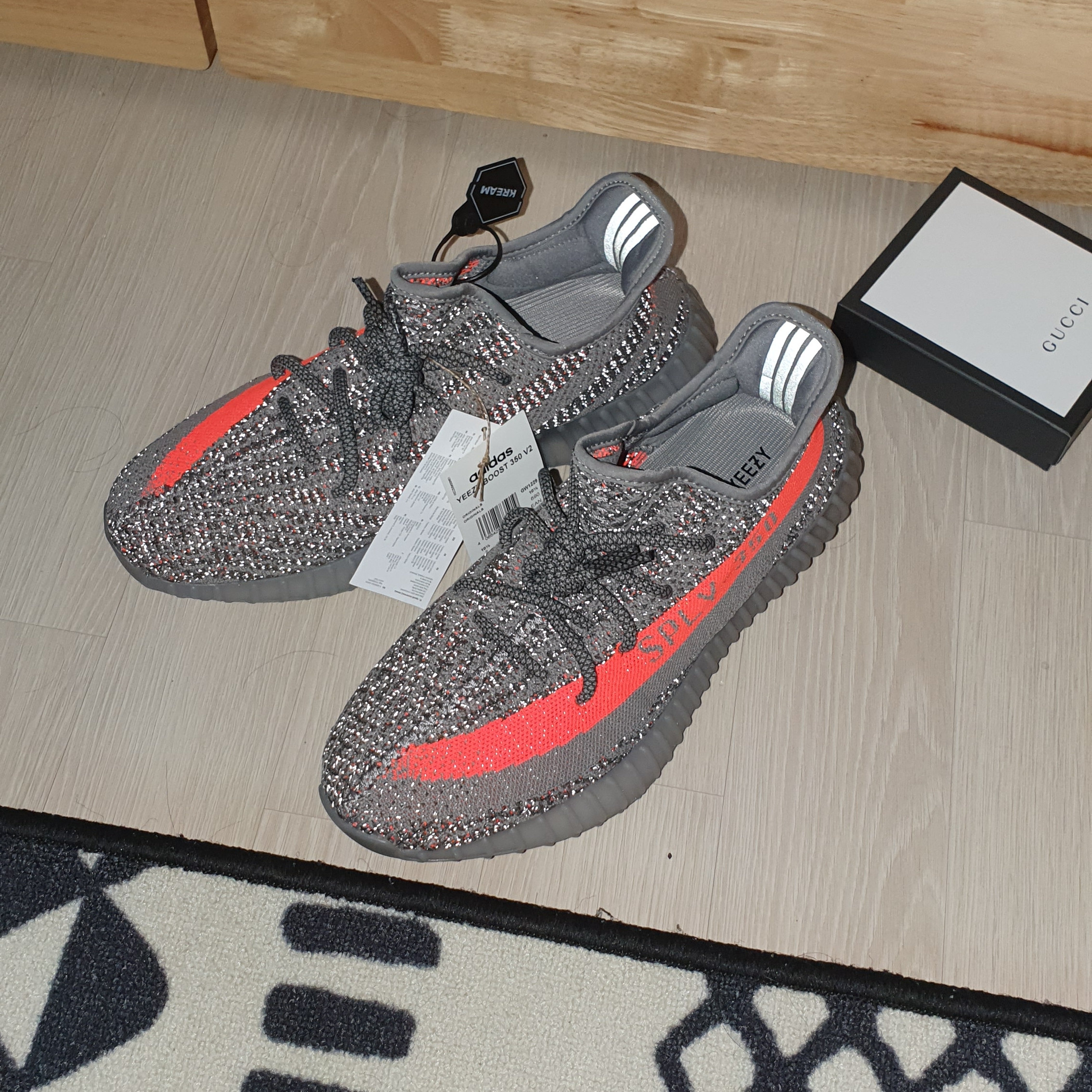 Adidas Yeezy Boost 350 V2 Beluga - Reflective 착용 스타일 - 1