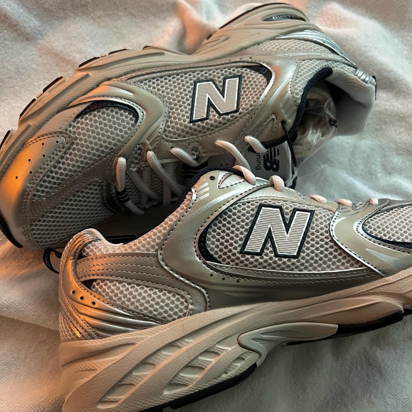 New Balance 530 Steel Grey 착용 스타일 - 3