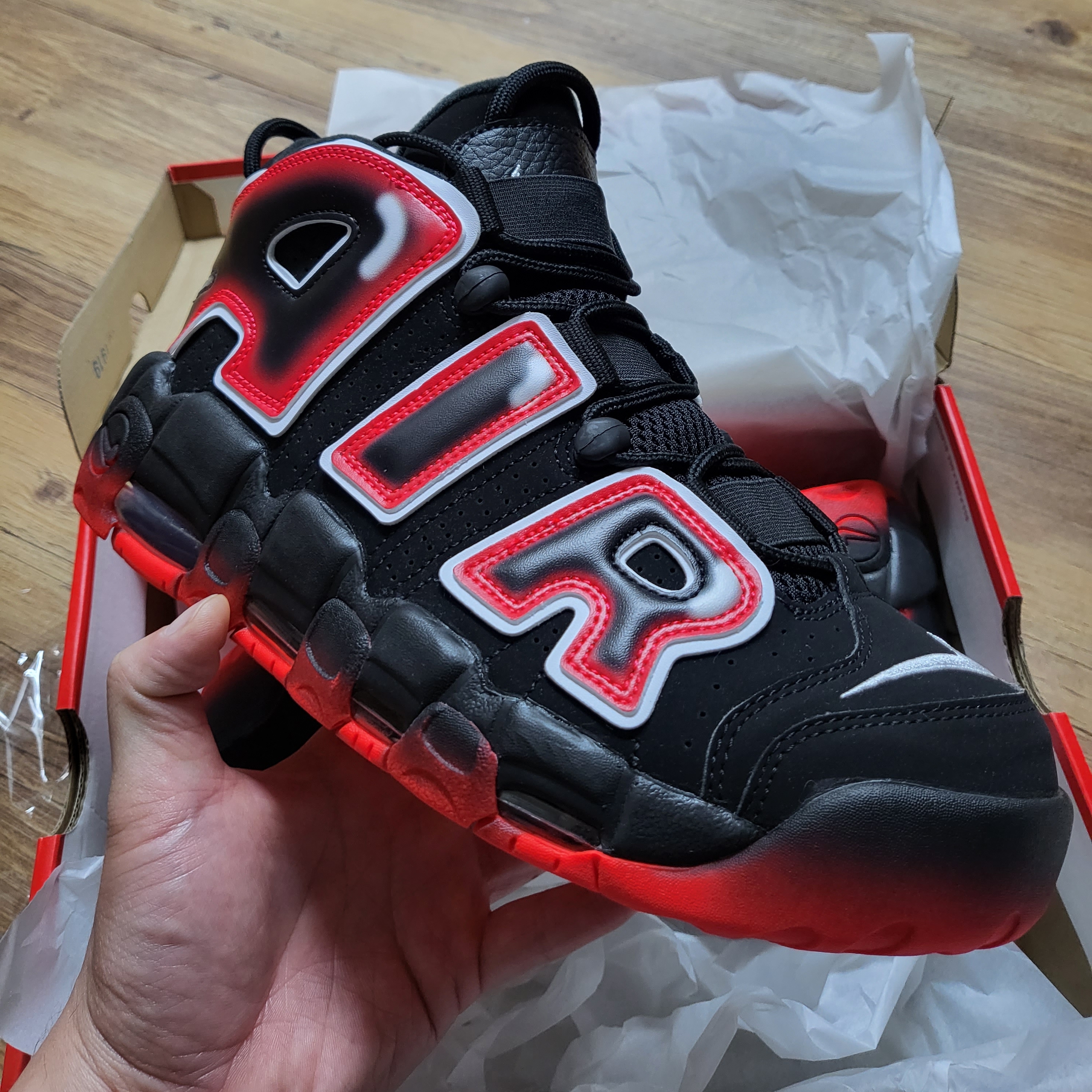 Nike Air More Uptempo Black White Laser Crimson 착용 스타일 - 2