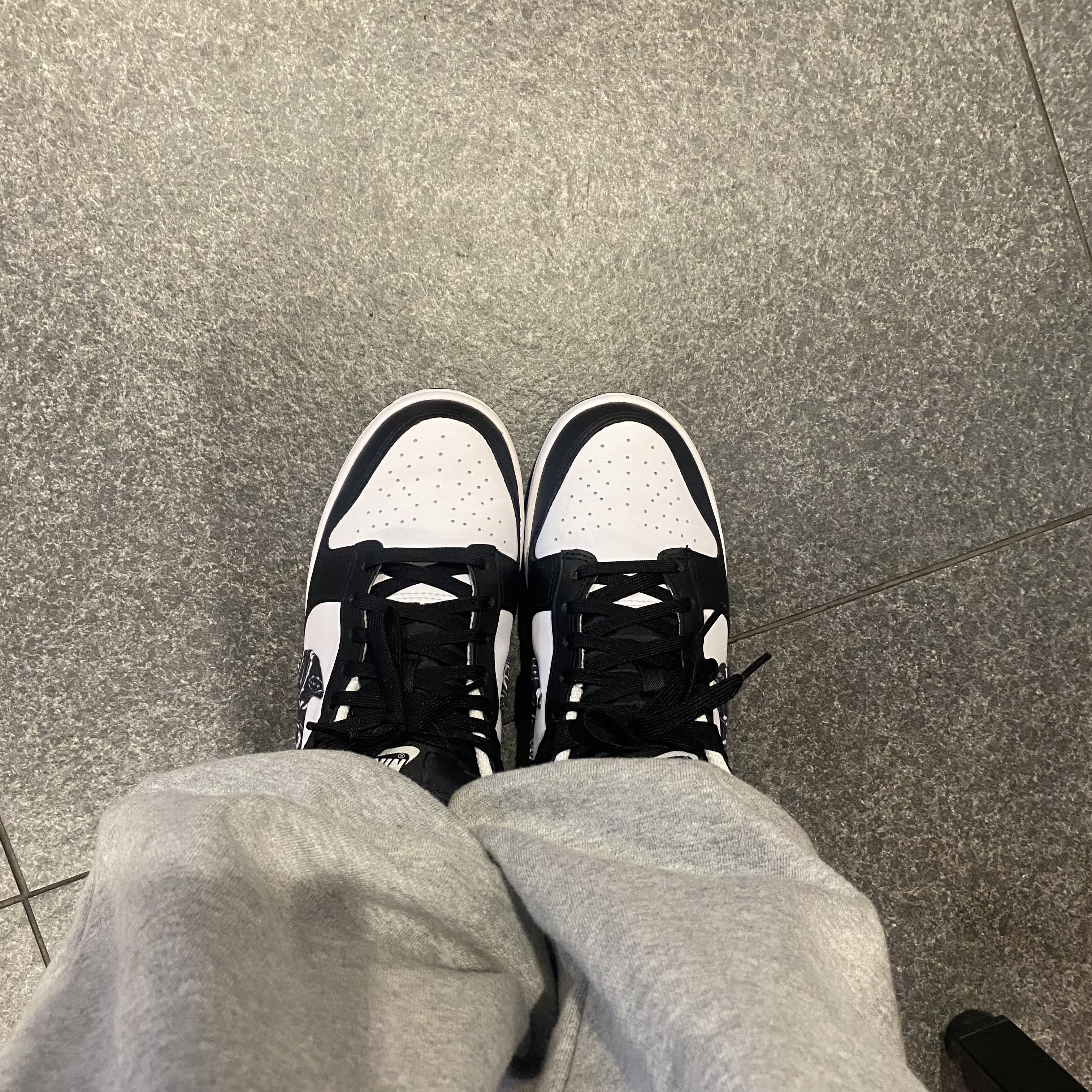 (W) Nike Dunk Low Essential Black Paisley 착용 스타일 - 2