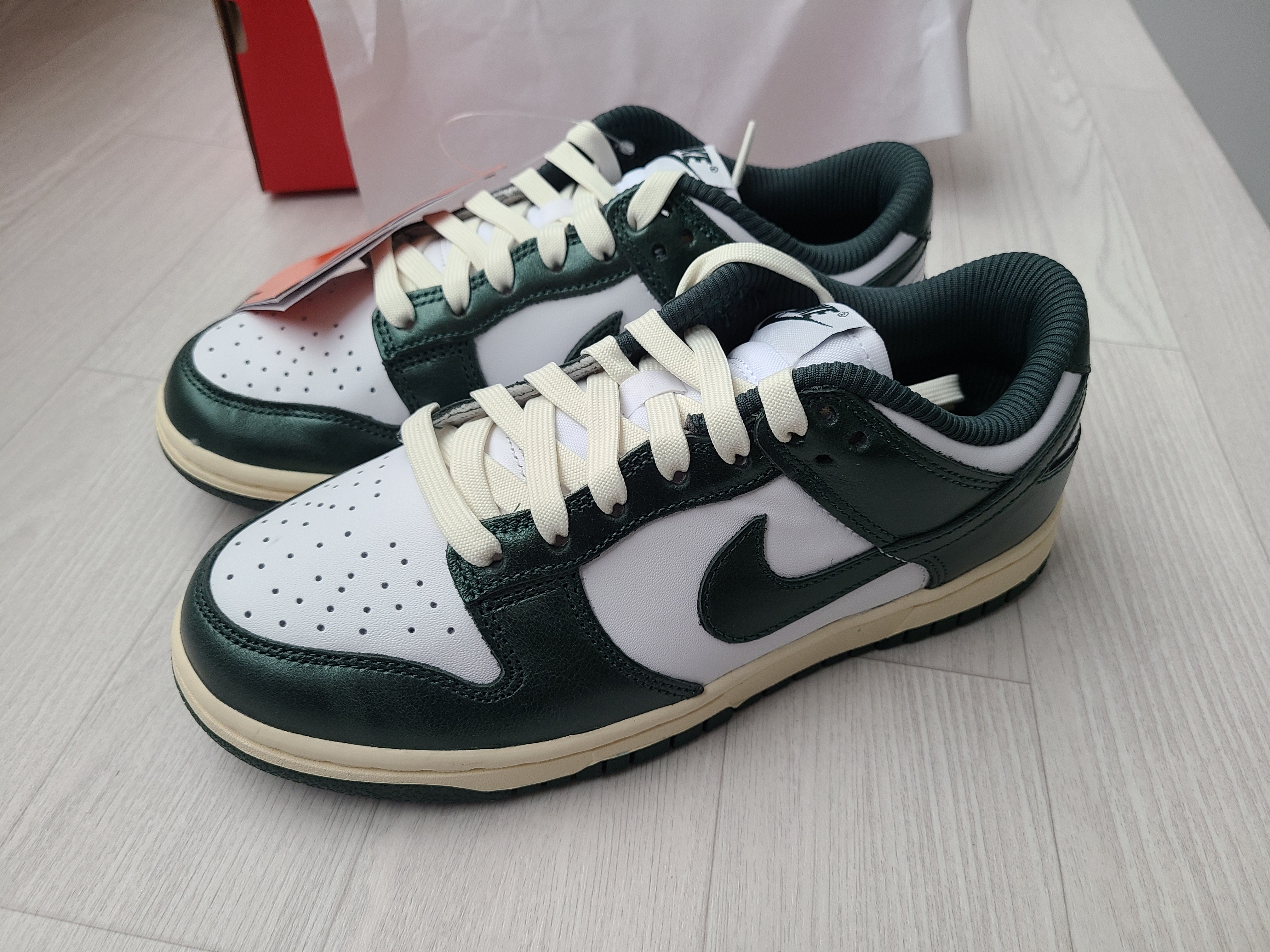 (W) Nike Dunk Low Vintage Green 착용 스타일 - 4