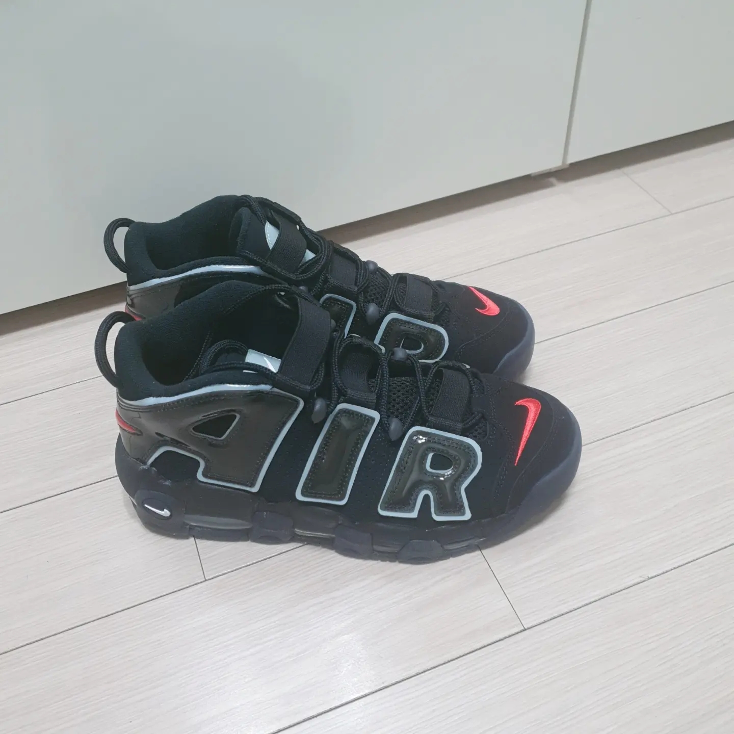 Nike Air More Uptempo 96 Maximum Volume 착용 스타일 - 1