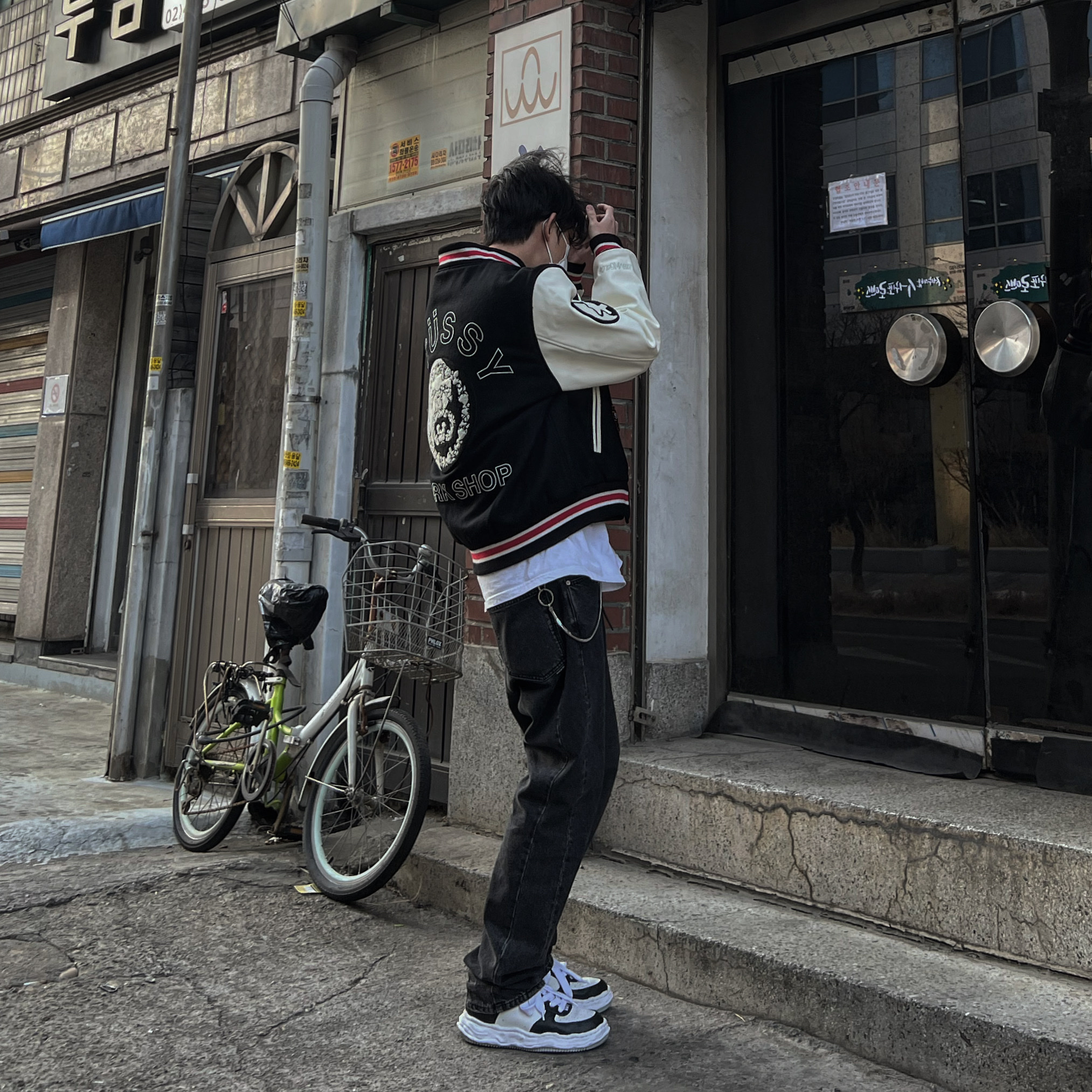 Stussy x Our Legacy x Denim Tears TTL Varsity Jacket Black, Maison Mihara Yasuhiro Wayne OG Sole Leather Low-top Sneakers Black White 착용 스타일 - 2