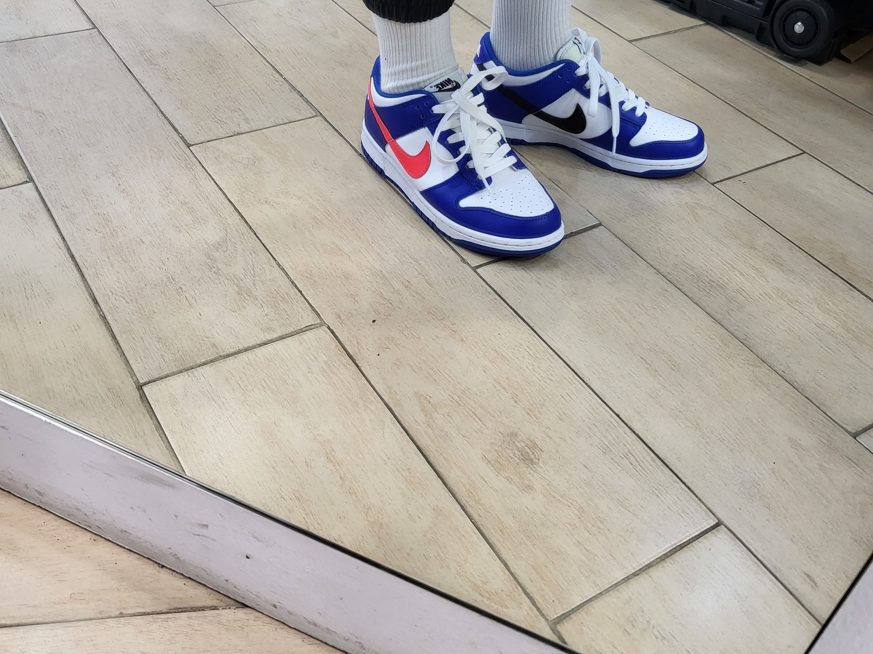 (GS) Nike Dunk Low Bright Crimson Game Royal 착용 스타일 - 1