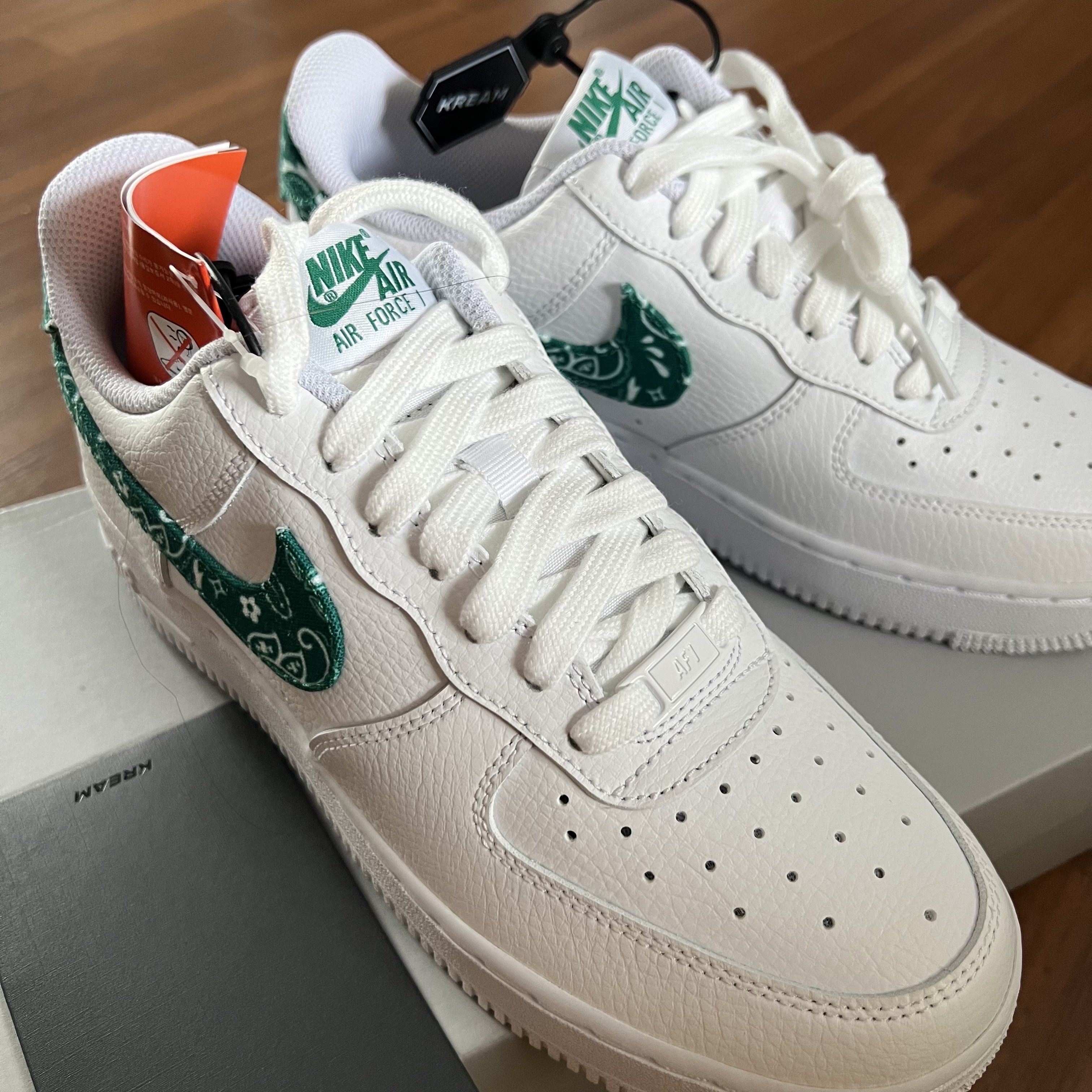 (W) Nike Air Force 1 '07 Essential Paisley Swoosh White Malachite 착용 스타일 - 1