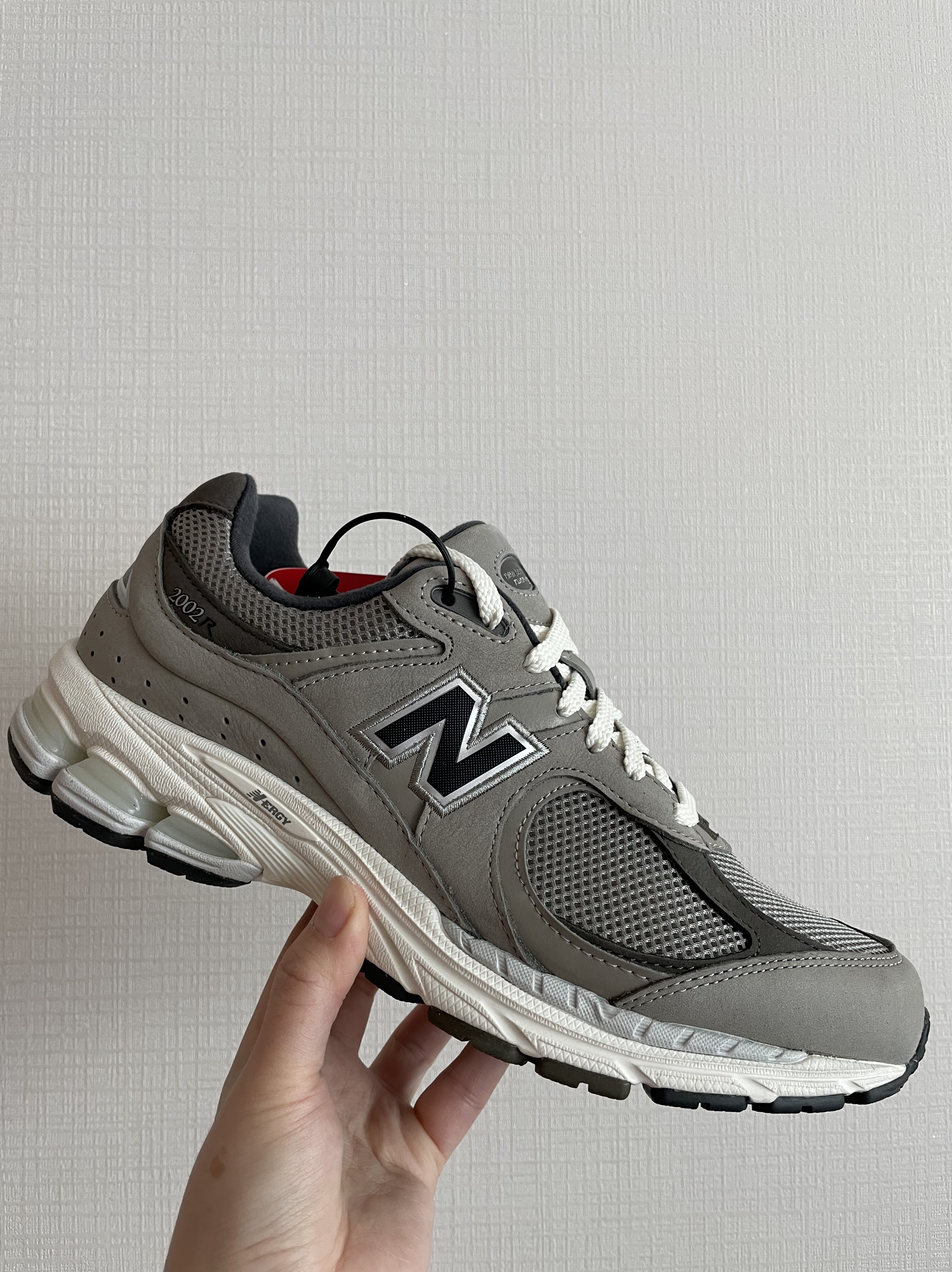 New Balance 2002 Warm Alpaca 착용 스타일 - 4