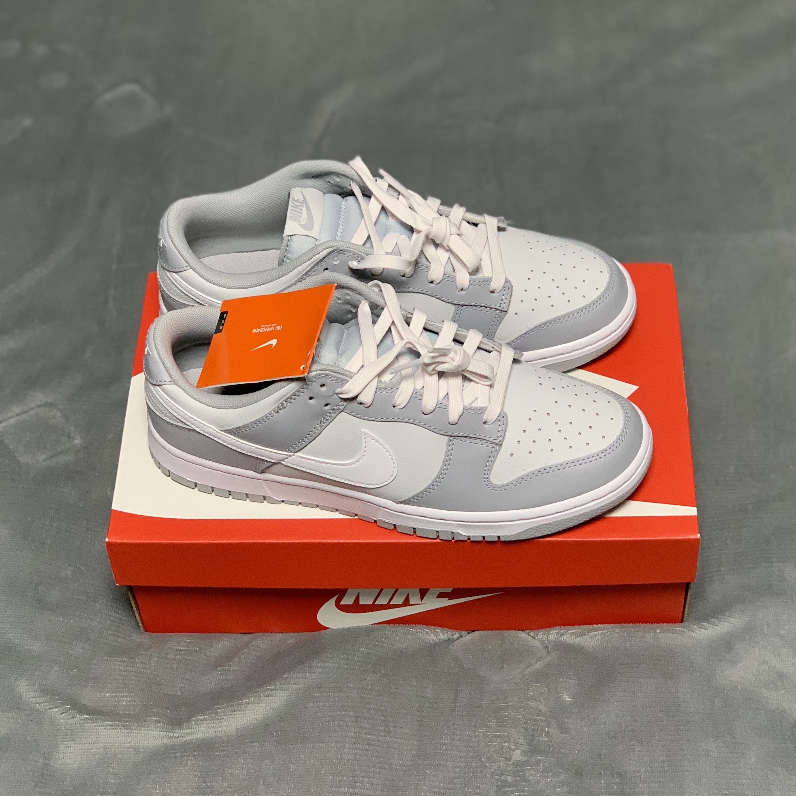 Nike Dunk Low Retro Wolf Grey 착용 스타일 - 2