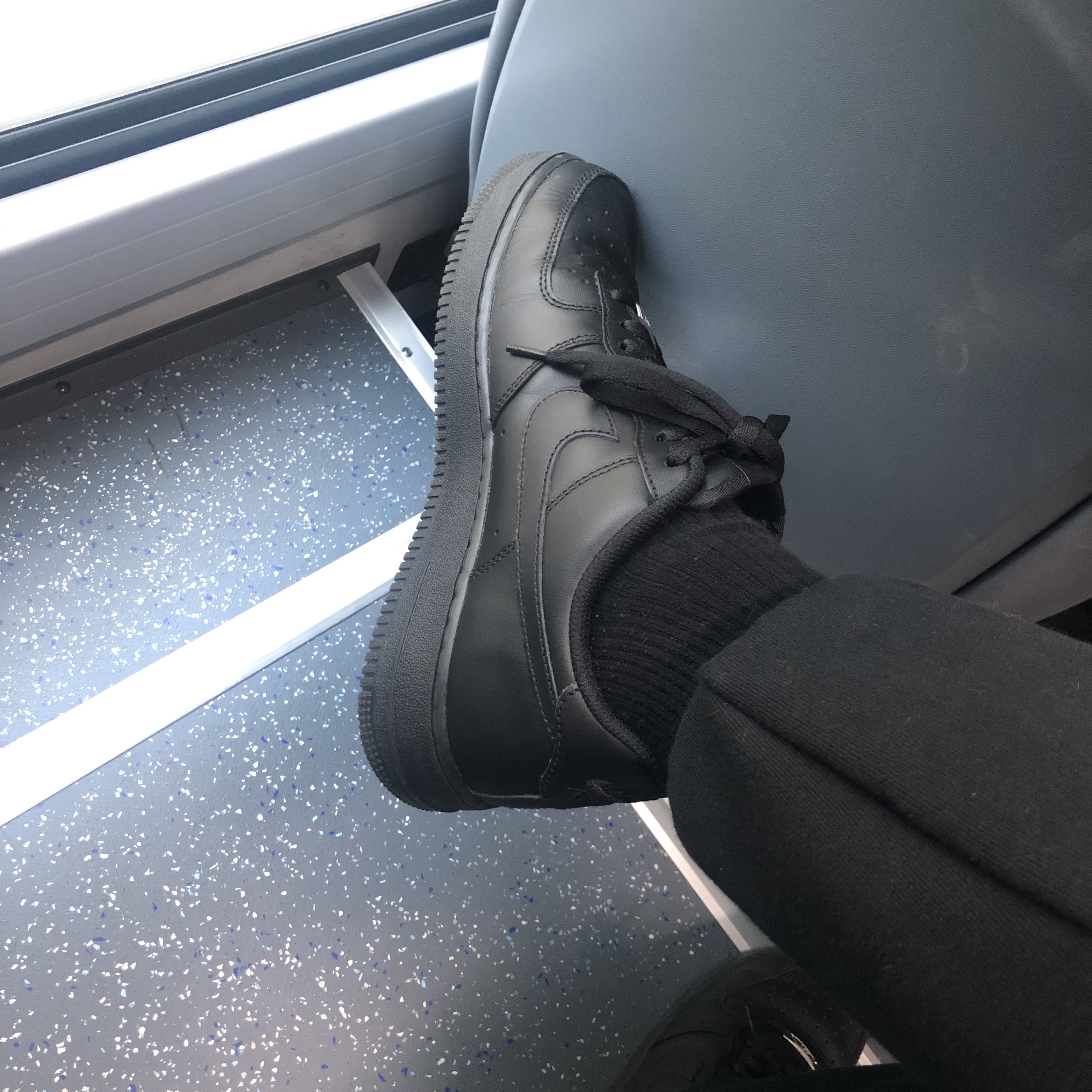 Nike Air Force 1 '07 Low Triple Black 착용 스타일