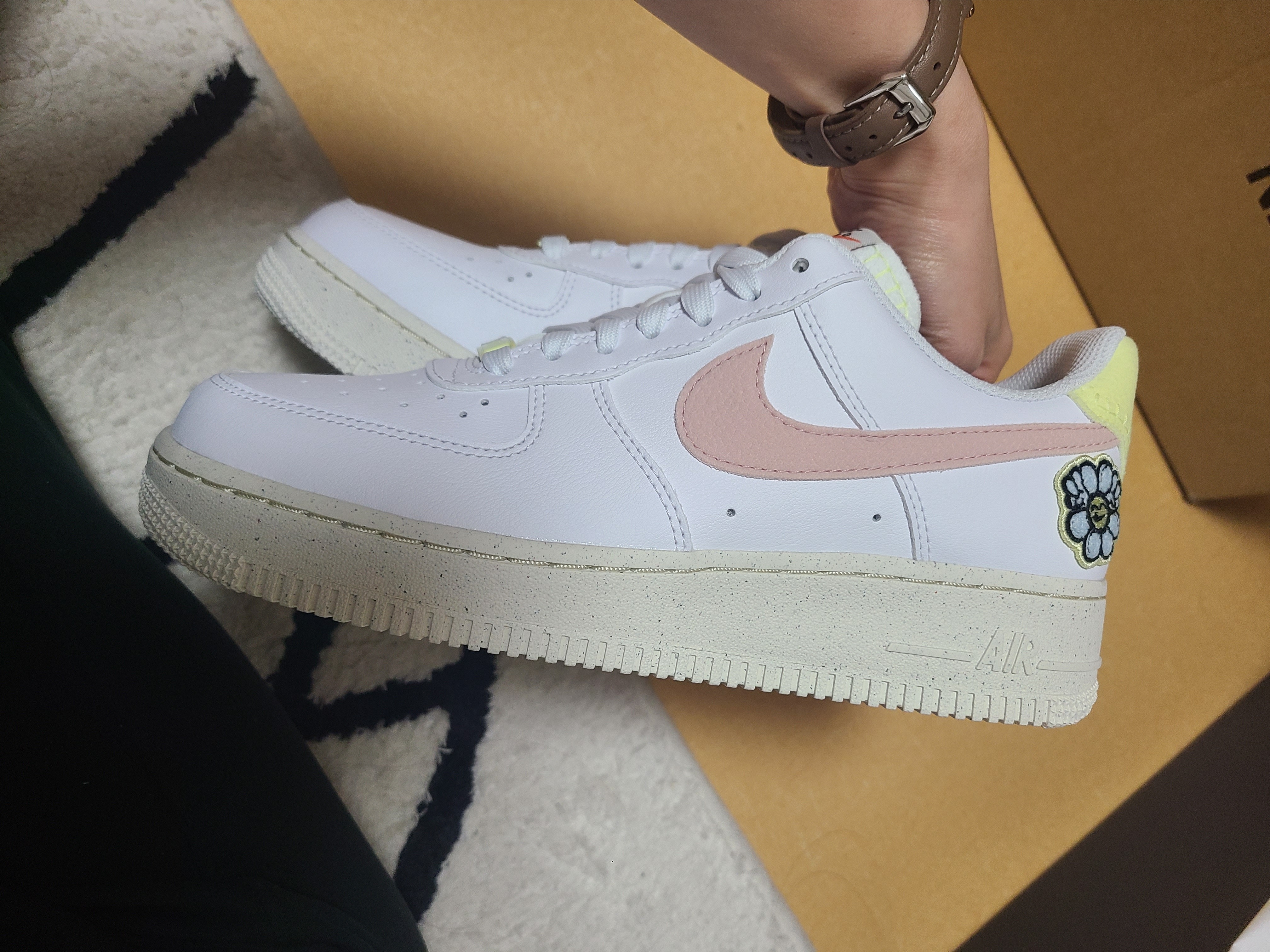 (W) Nike Air Force 1 '07 SE Next Nature White Pink Oxford 착용 스타일