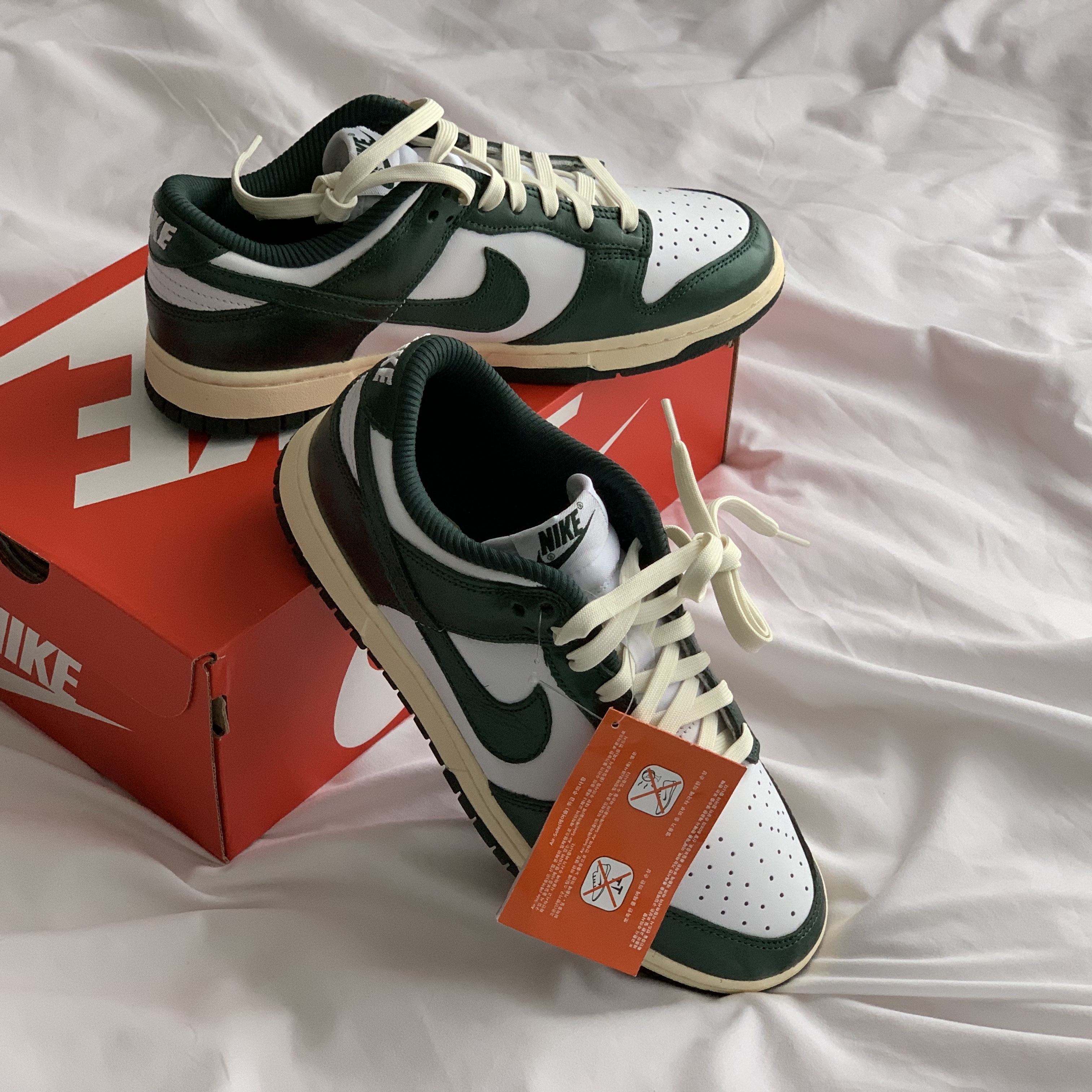 (W) Nike Dunk Low Vintage Green 착용 스타일 - 2