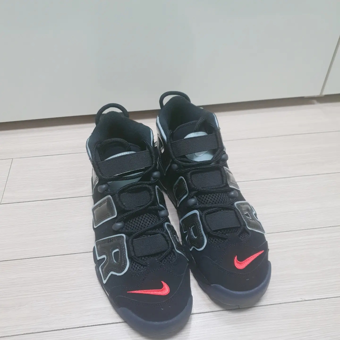 Nike Air More Uptempo 96 Maximum Volume 착용 스타일 - 4