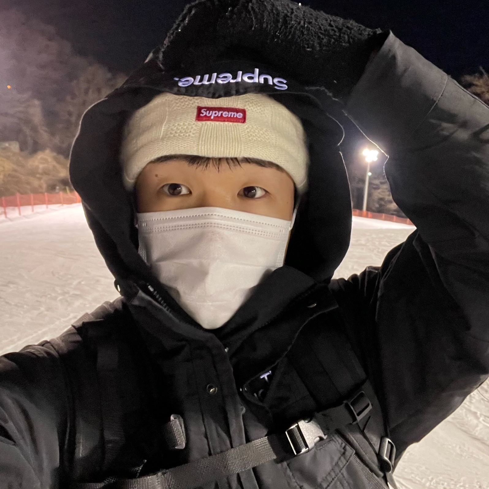 Supreme x Kangol Furgora Beanie White - 20FW, Supreme x The North Face RTG Jacket + Vest Black - 20SS 착용 스타일 - 2