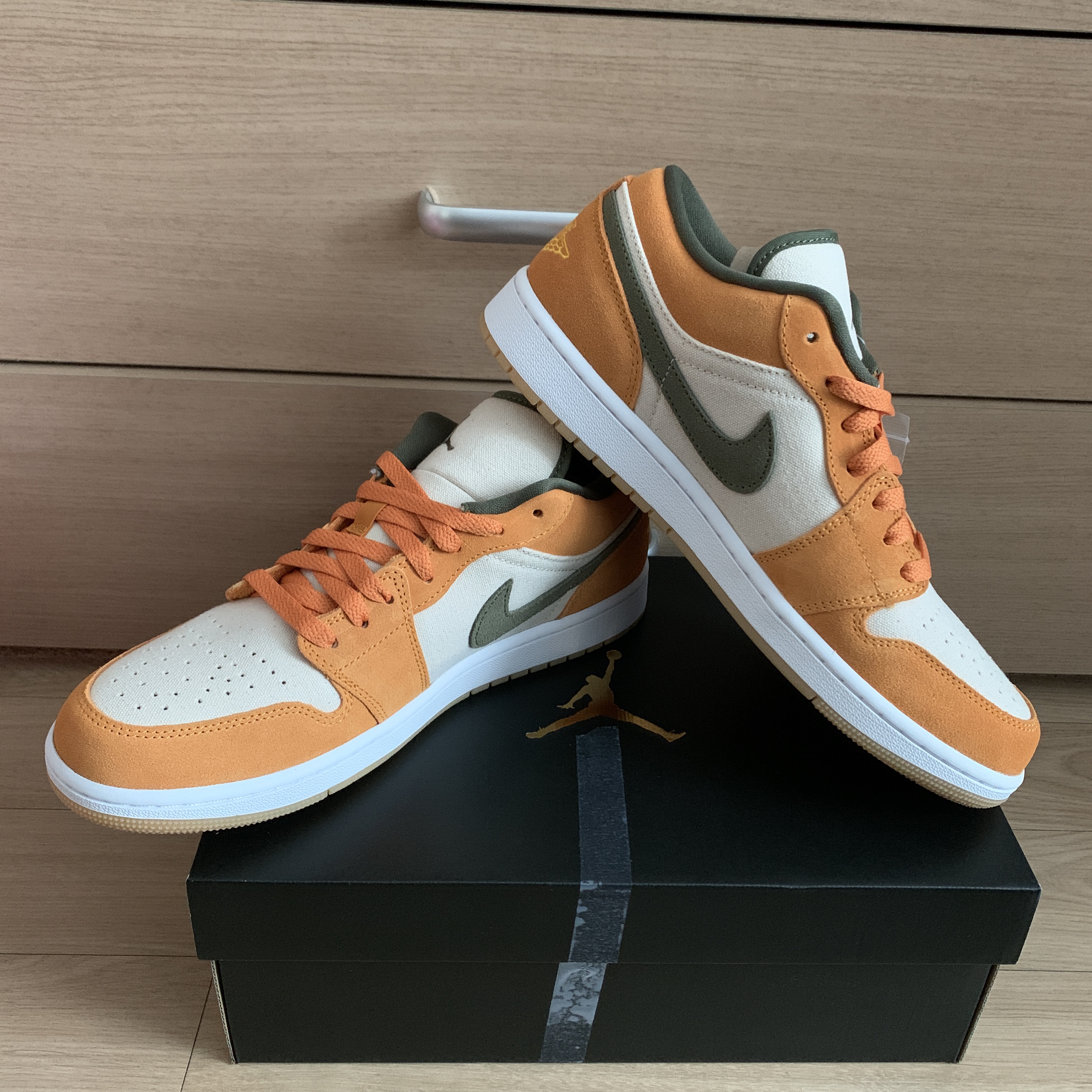 Jordan 1 Low SE Light Curry 착용 스타일