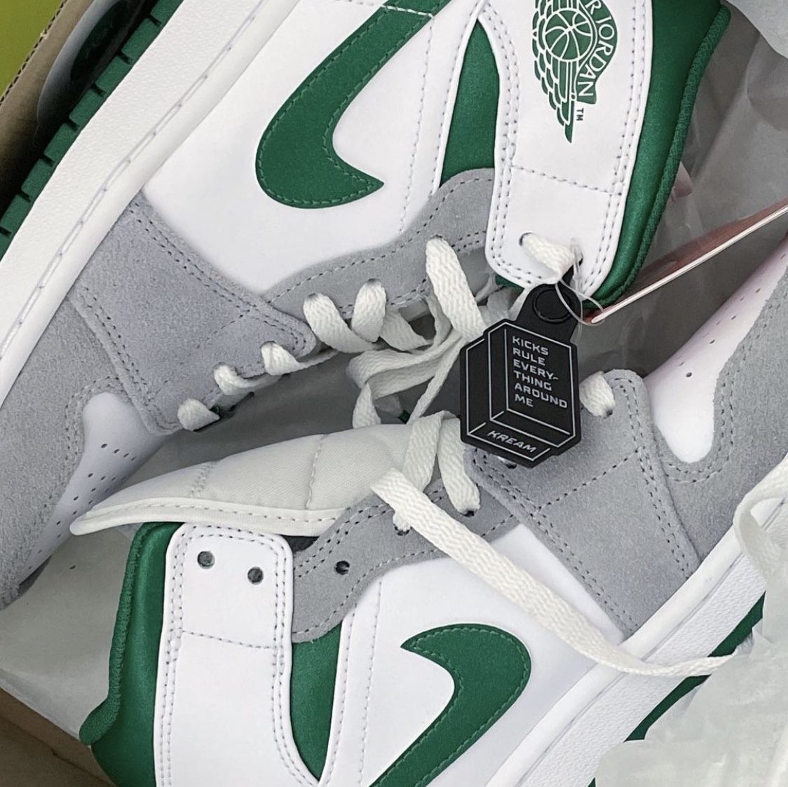 Jordan 1 Mid SE Pine Green Light Smoke Grey 착용 스타일