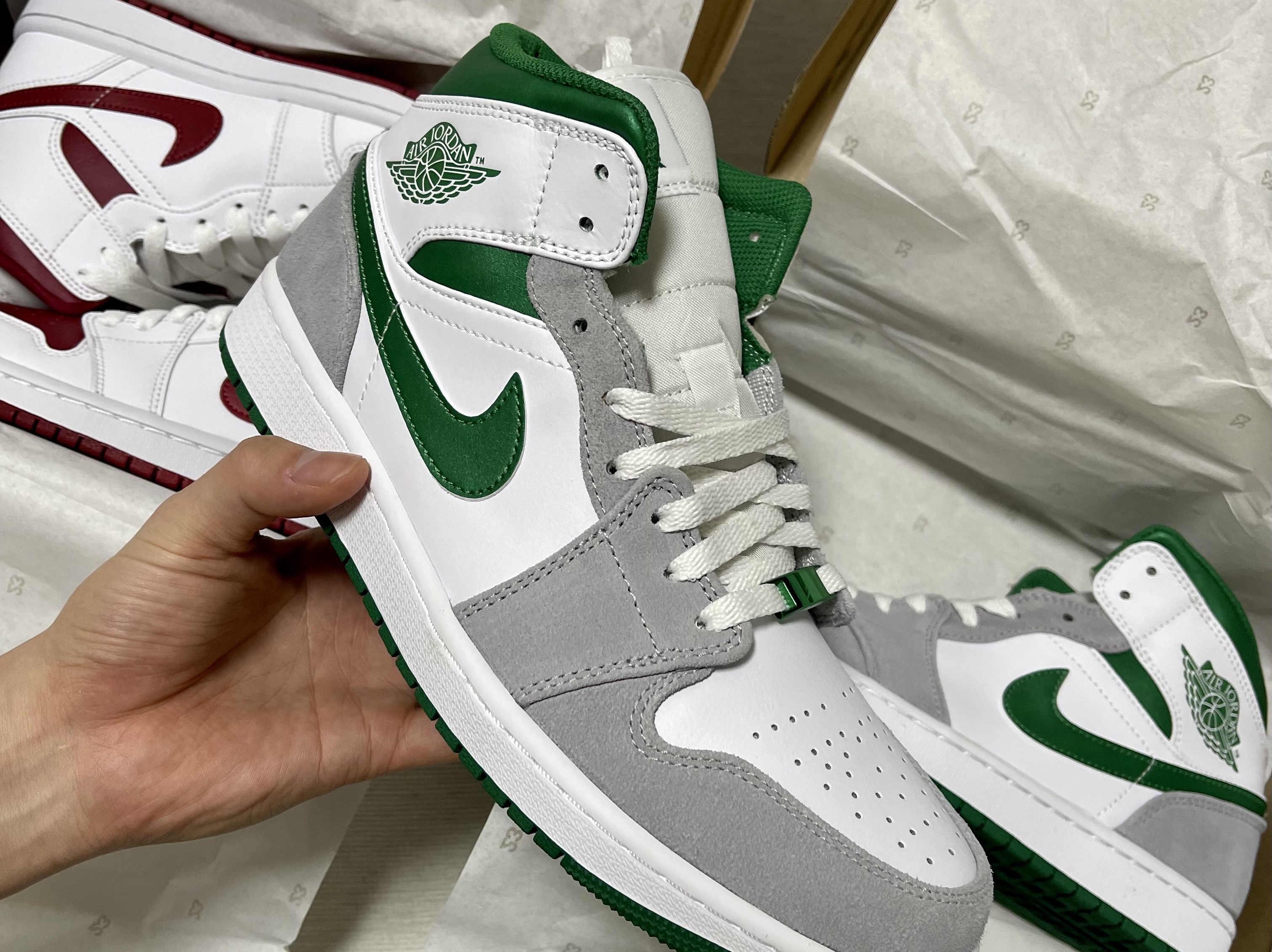 Jordan 1 Mid SE Pine Green Light Smoke Grey, (W) Jordan 1 Mid Championship Red 착용 스타일 - 1
