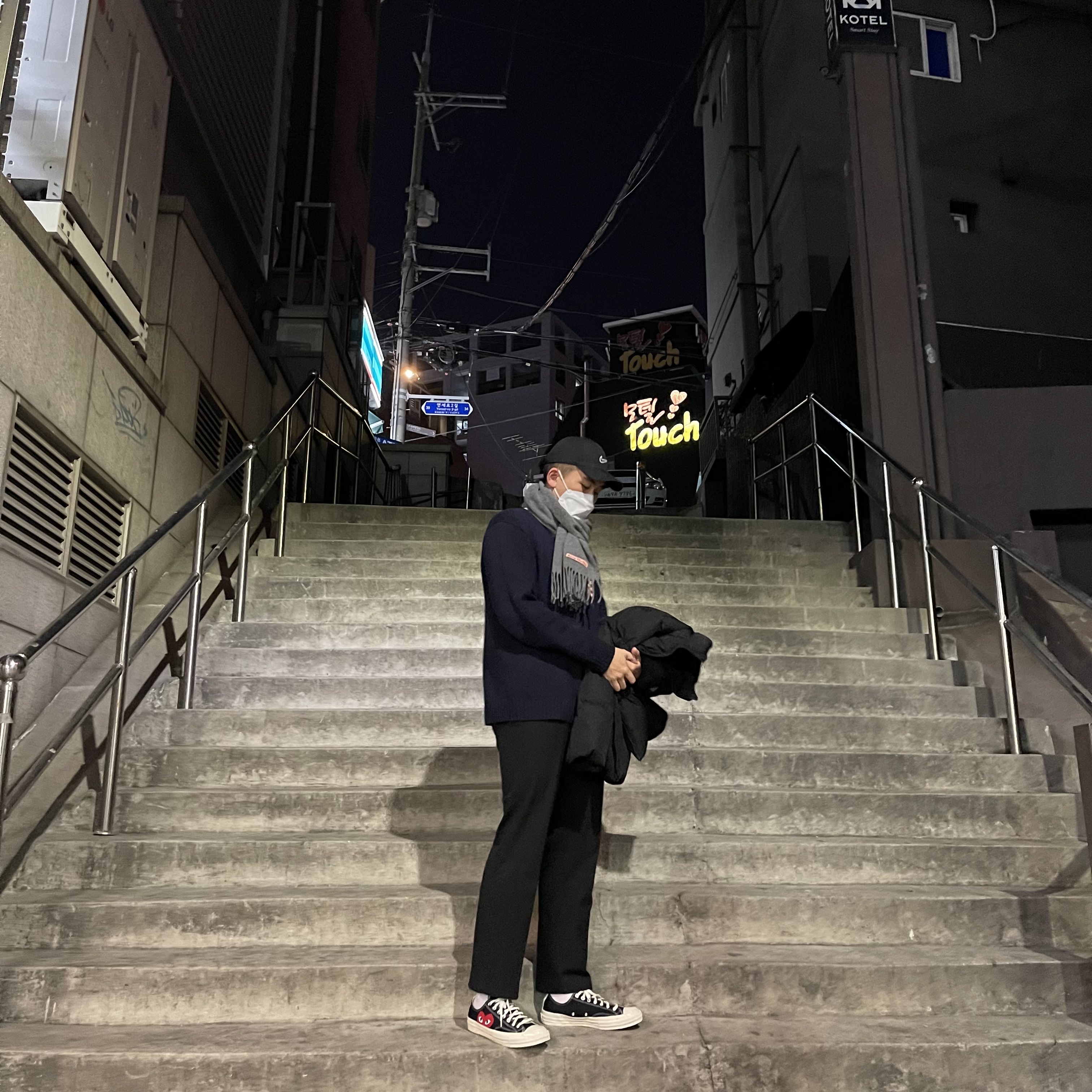 Acne Studios Canada Narrow New Wool Muffler Grey Melange, Converse x Play Comme des Garcons Chuck 70 Ox Black 착용 스타일