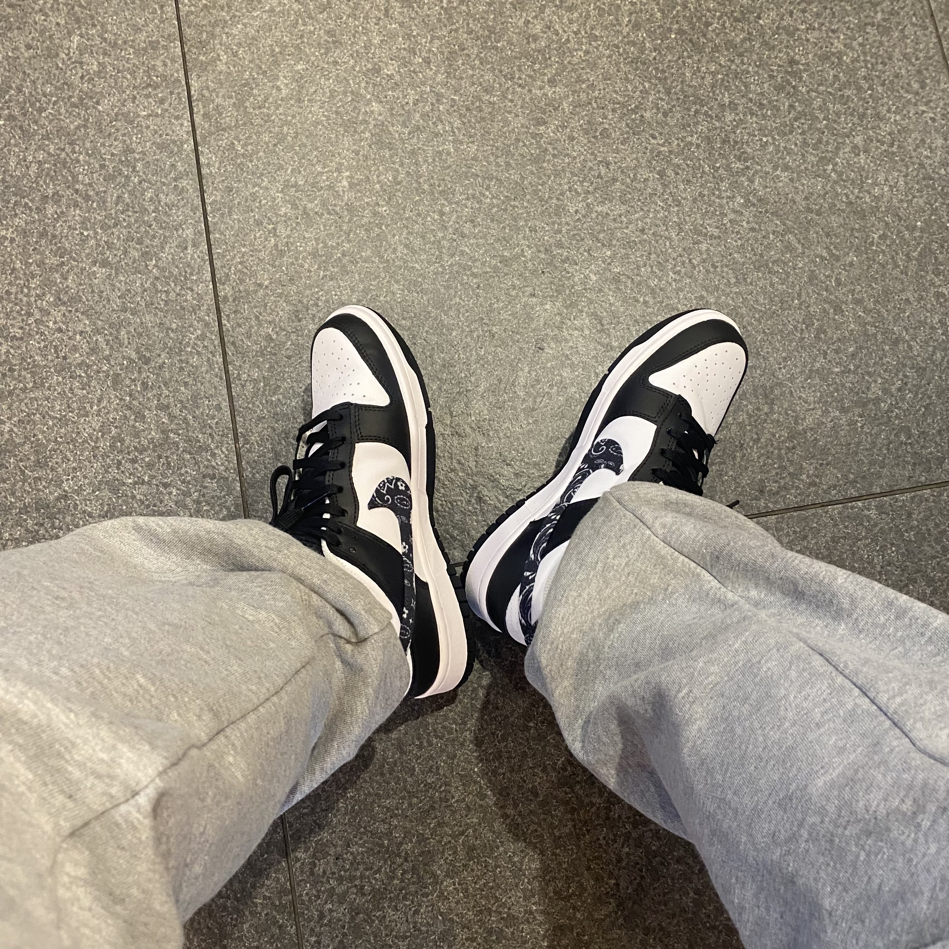 (W) Nike Dunk Low Essential Black Paisley 착용 스타일 - 1