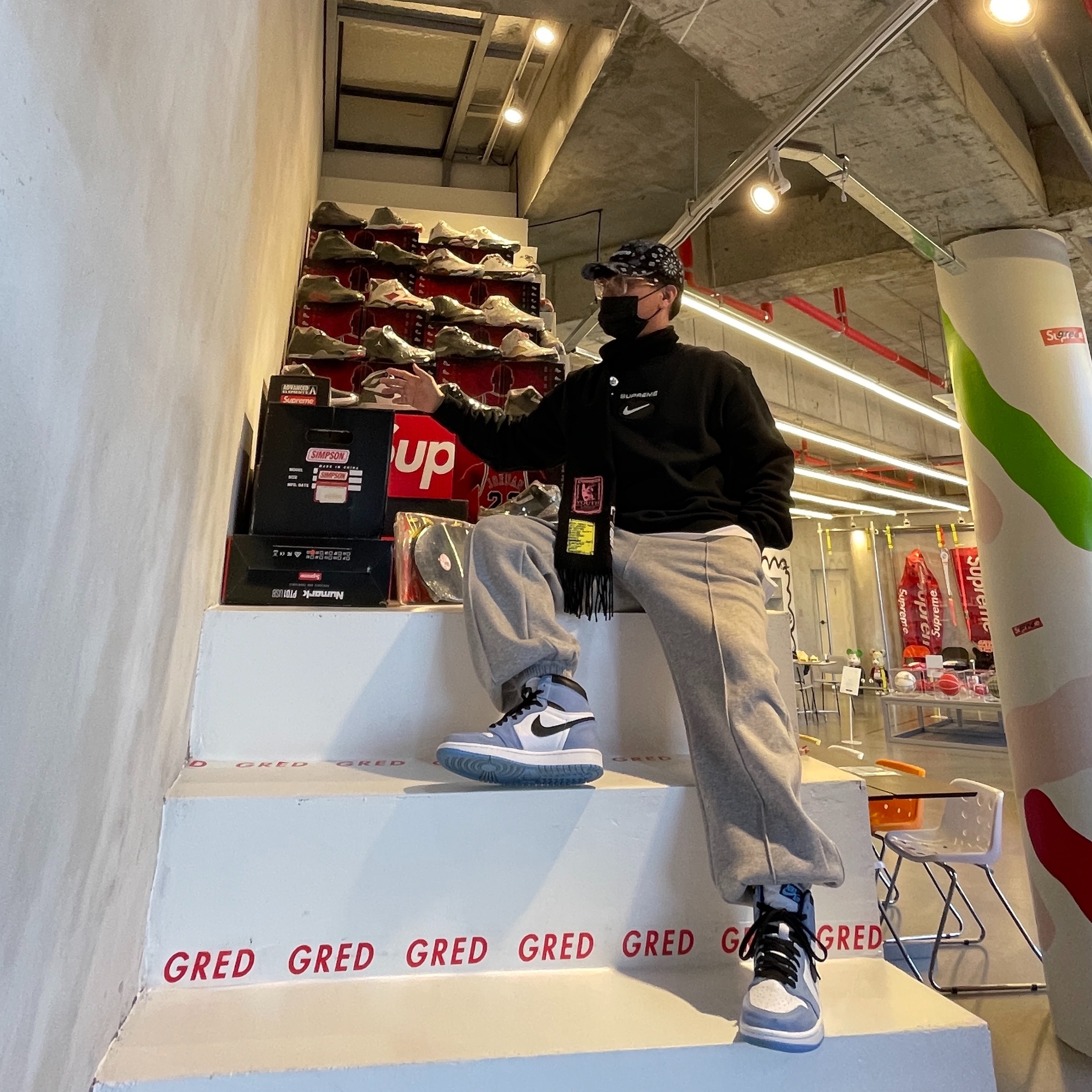Jordan 1 Retro High OG University Blue, Supreme x Nike Jewel Crewneck Black - 20FW 착용 스타일