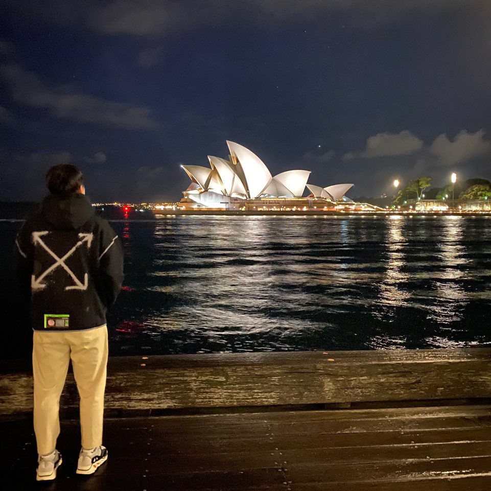 Adidas Yeezy Boost 700 Wave Runner Solid Grey 2017/2019, Nike x Off-White NRG RU Hoodie 착용 스타일