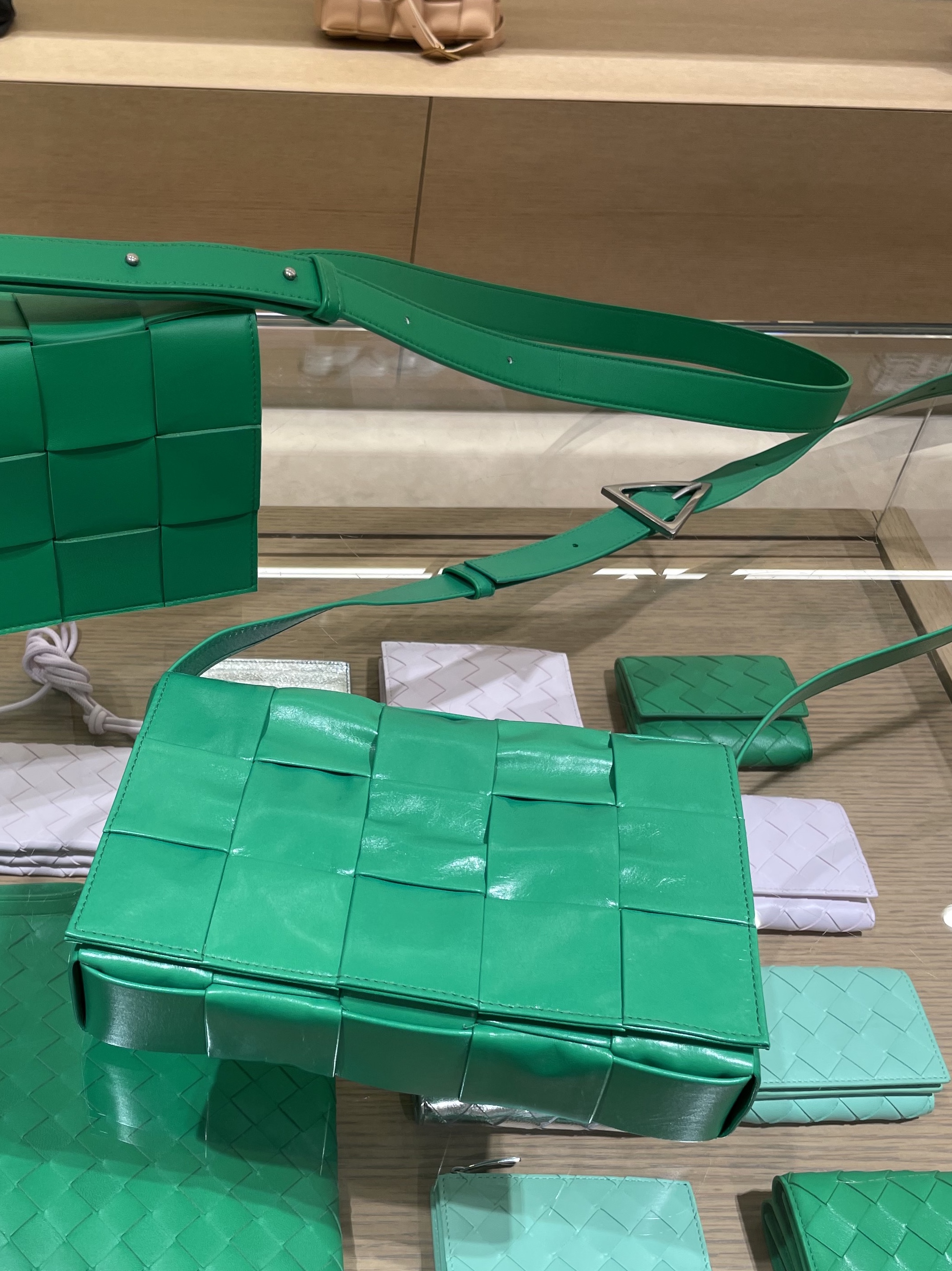 Bottega Veneta Leather Cassette Parakeet, Bottega Veneta Padded Tech Cassette Parakeet 착용 스타일 - 2