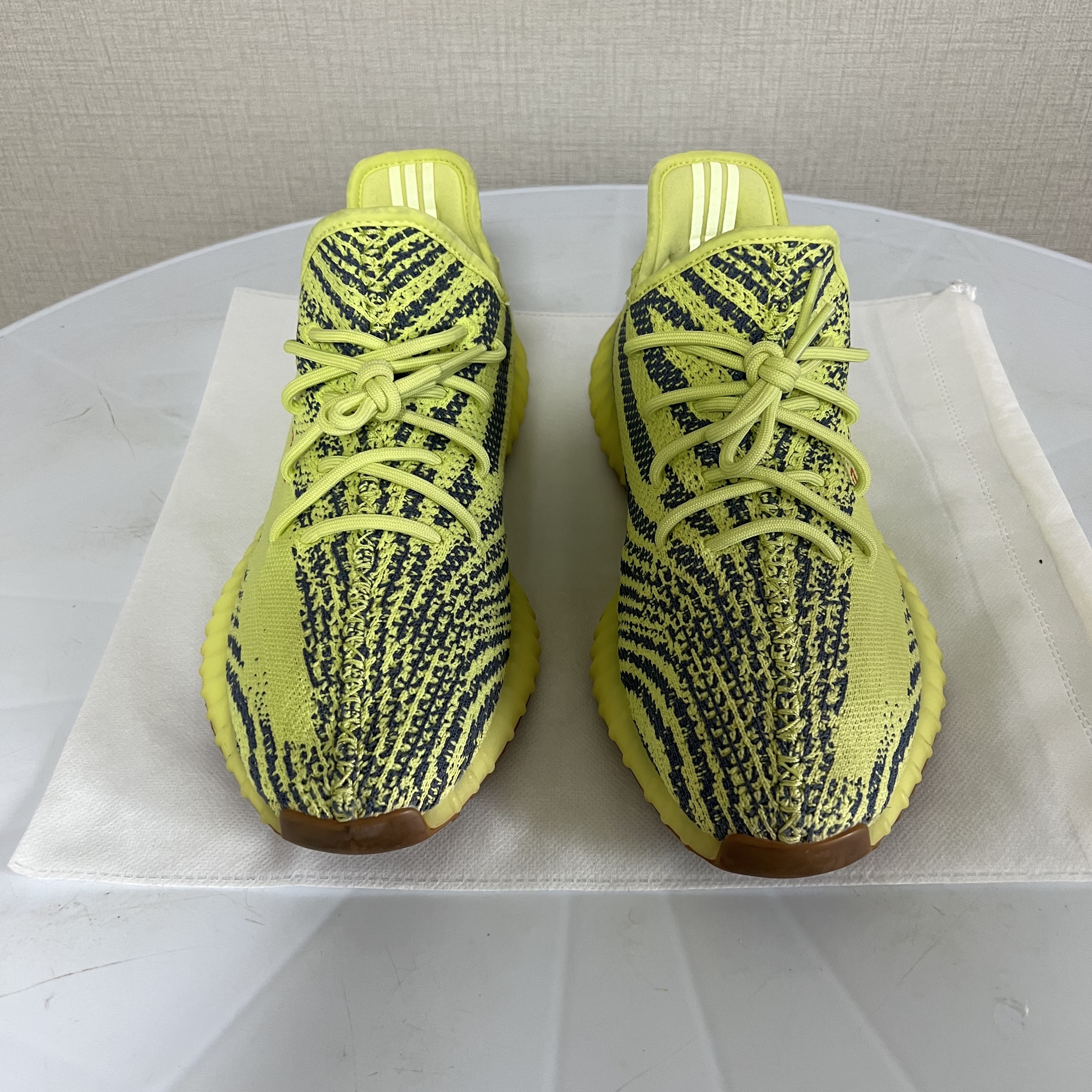 Adidas Yeezy Boost 350 V2 Semi Frozen Yellow 착용 스타일 - 2