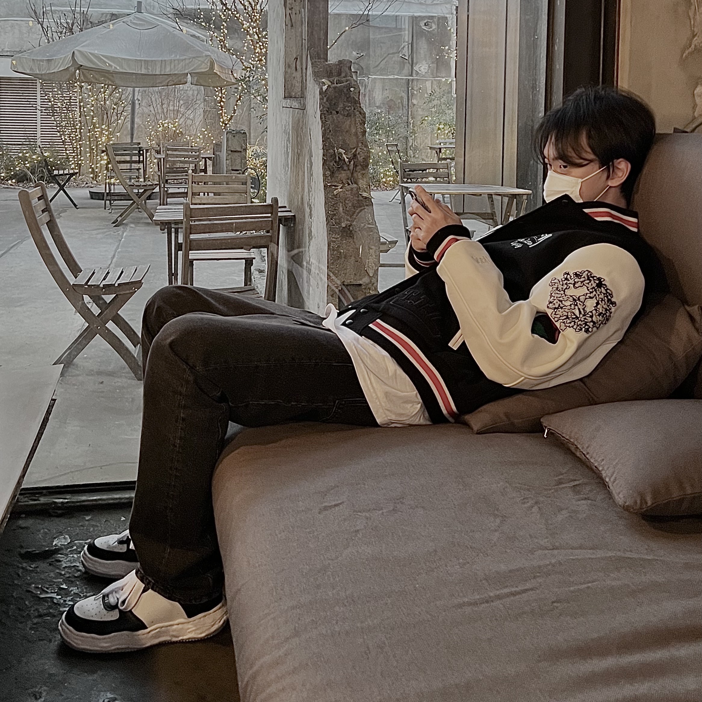 Stussy x Our Legacy x Denim Tears TTL Varsity Jacket Black, Maison Mihara Yasuhiro Wayne OG Sole Leather Low-top Sneakers Black White 착용 스타일 - 3