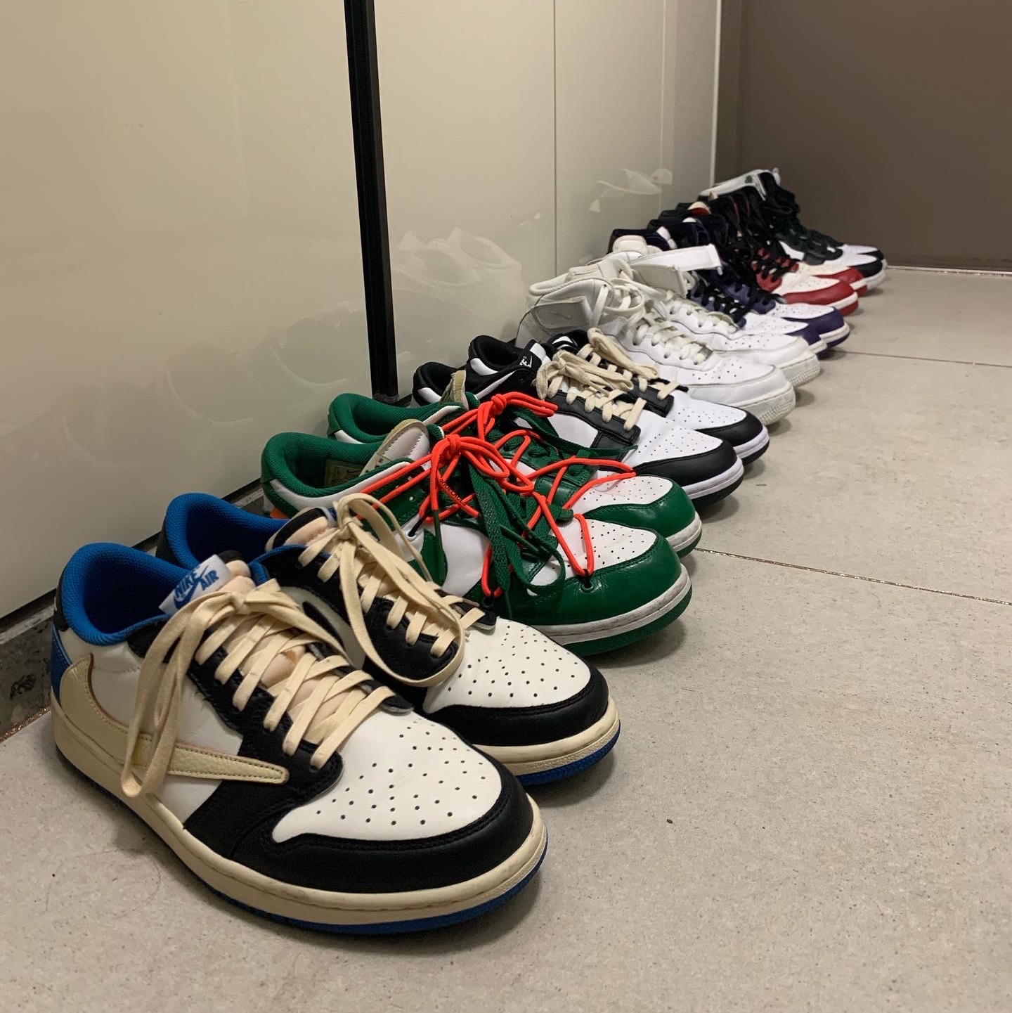 Jordan 1 x Travis Scott x Fragment Retro Low OG SP Military Blue, Nike x Off-White Dunk Low Pine Green 착용 스타일 - 1