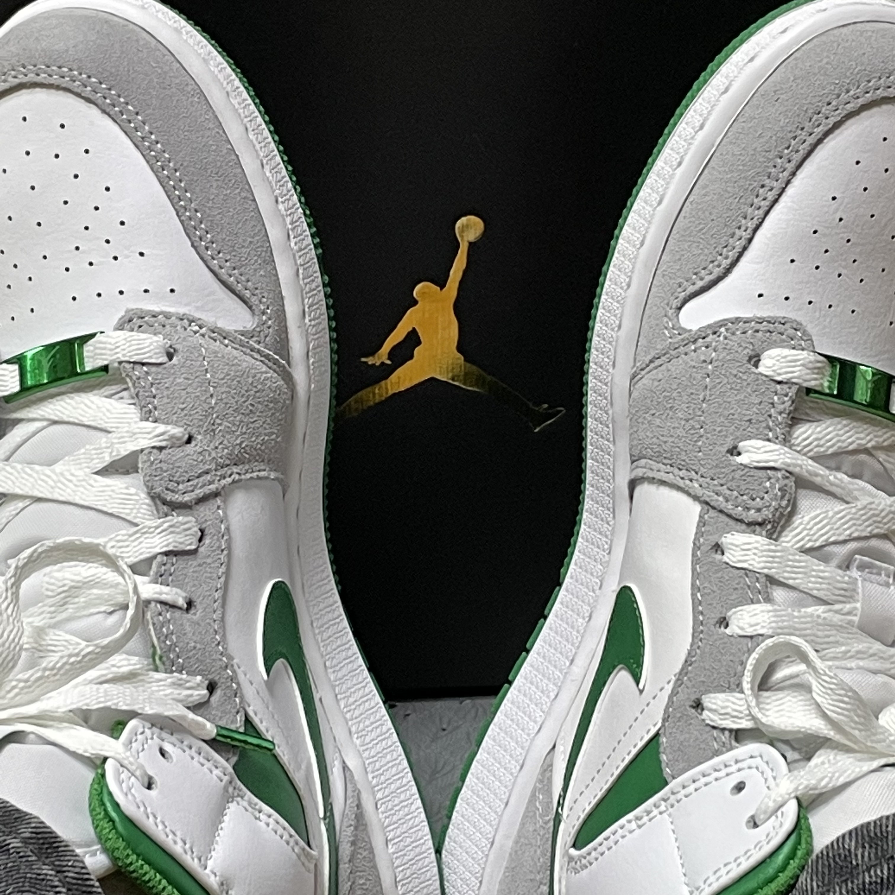 Jordan 1 Mid SE Pine Green Light Smoke Grey, (GS) Jordan 1 Mid SE Pine Green Light Smoke Grey 착용 스타일 - 3