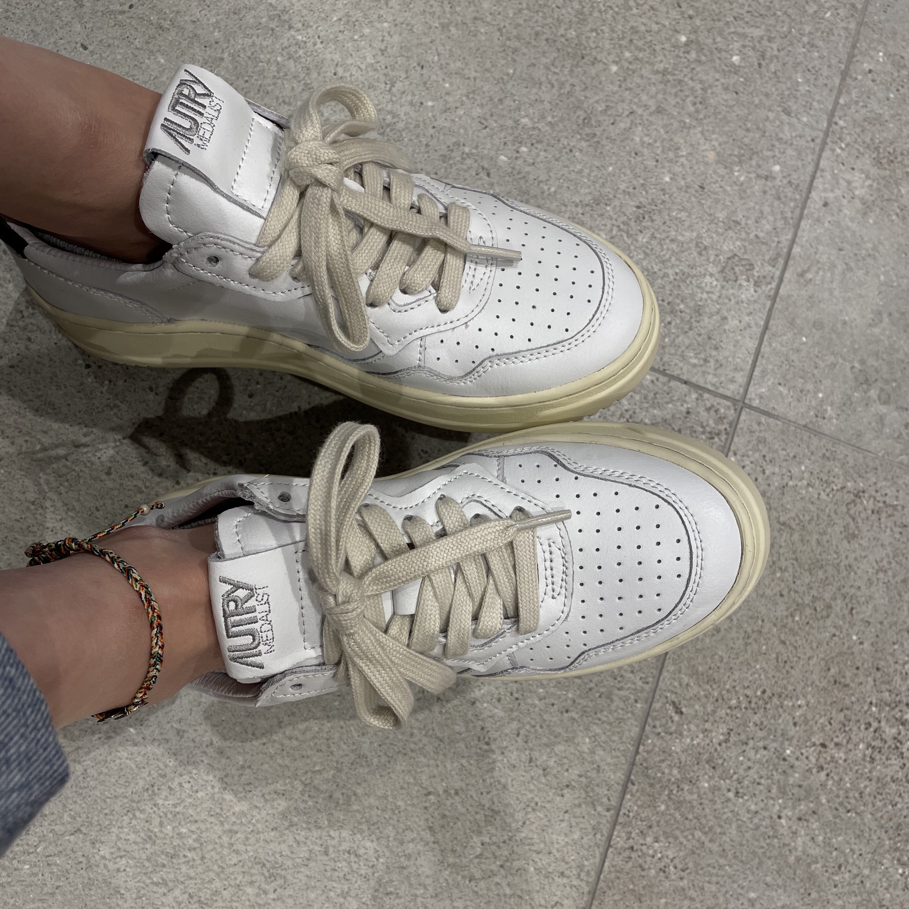 (W) Autry Medalist Low Leather Sneakers White Black 착용 스타일 - 1