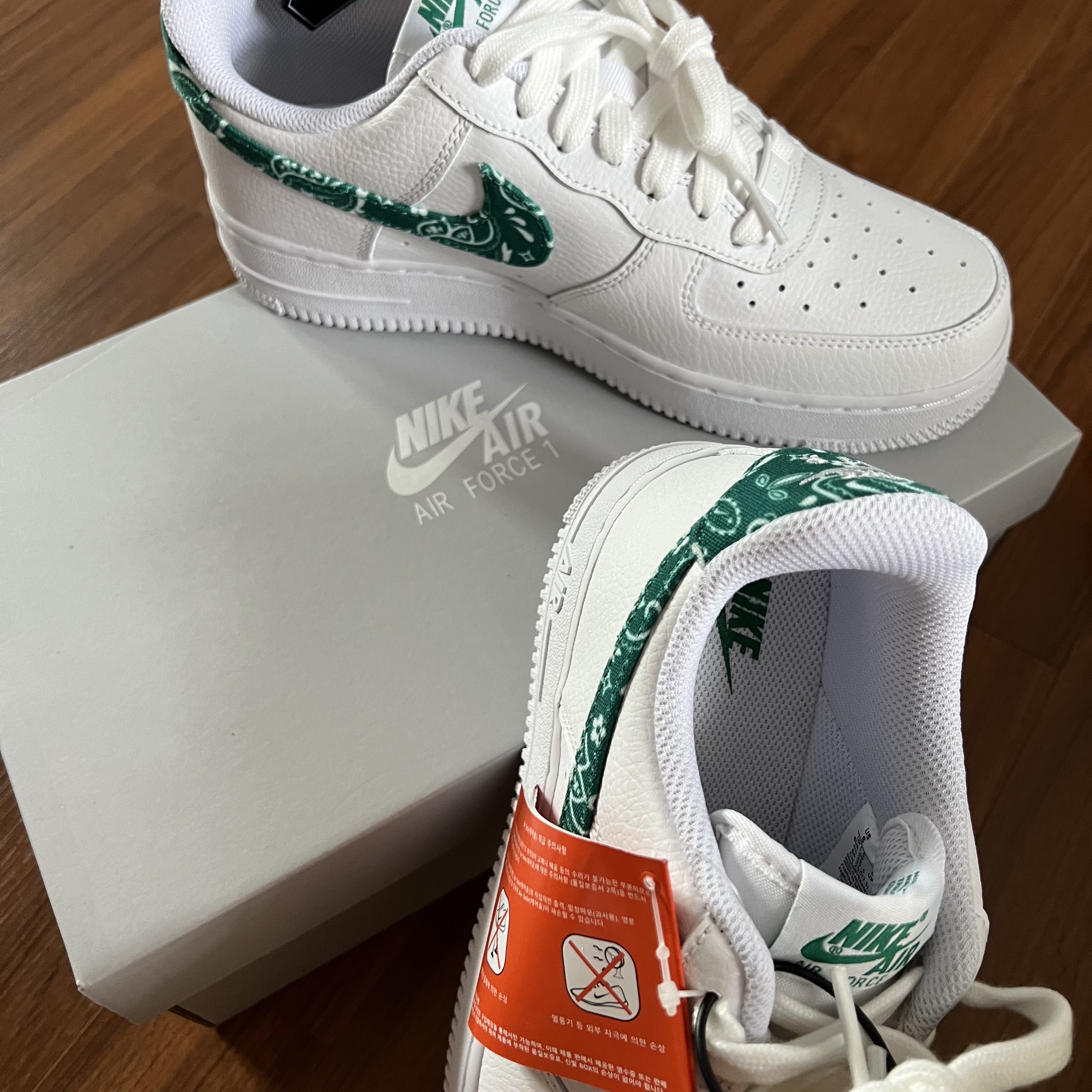 (W) Nike Air Force 1 '07 Essential Paisley Swoosh White Malachite 착용 스타일 - 2