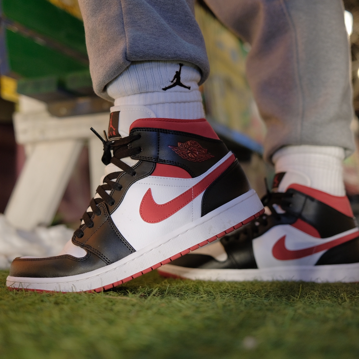 Jordan 1 Mid Gym Red Black White 착용 스타일 - 3