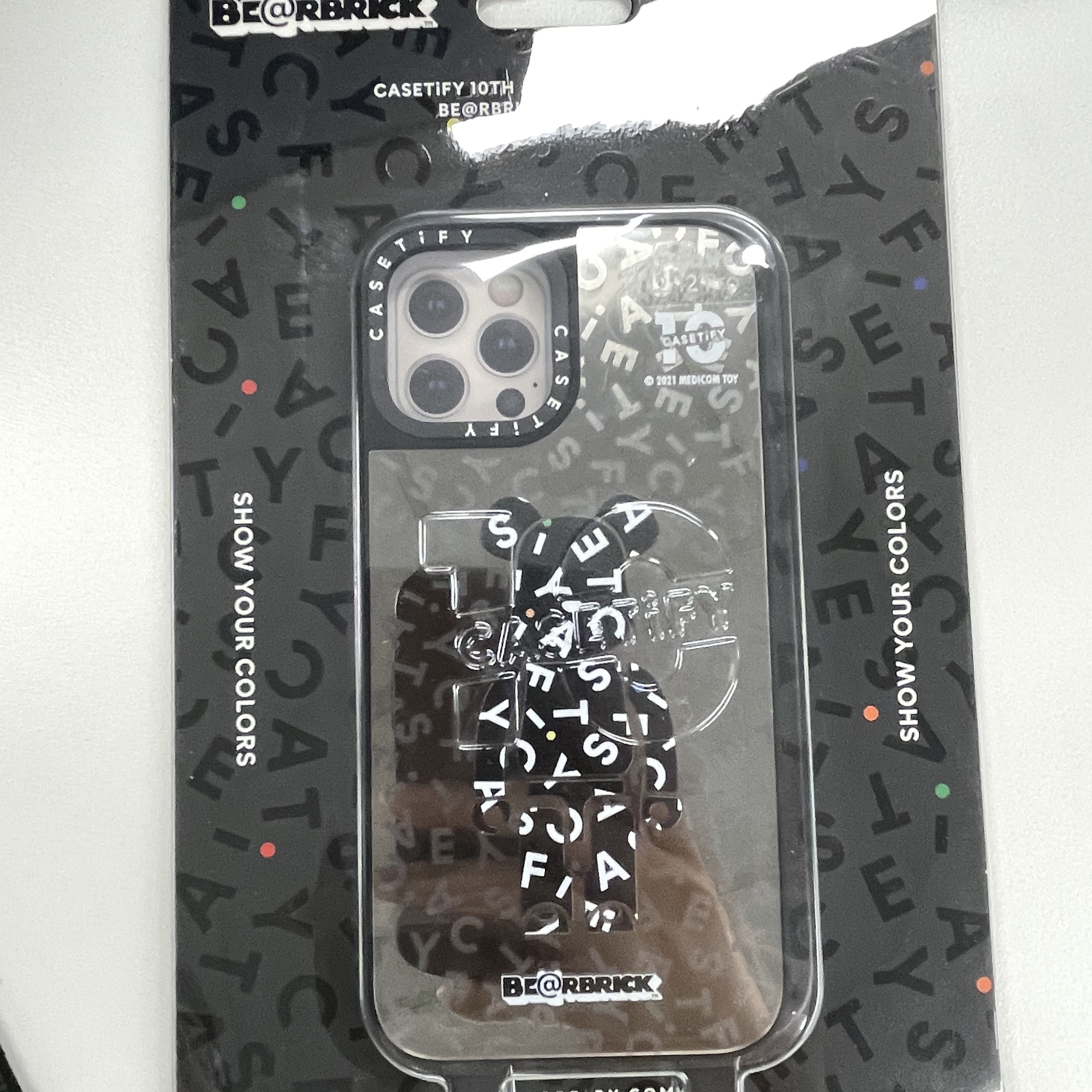 Casetify x Bearbrick 10th Anniversary Monogram MagSafe Mirror iPhone Case Silver 착용 스타일 - 1