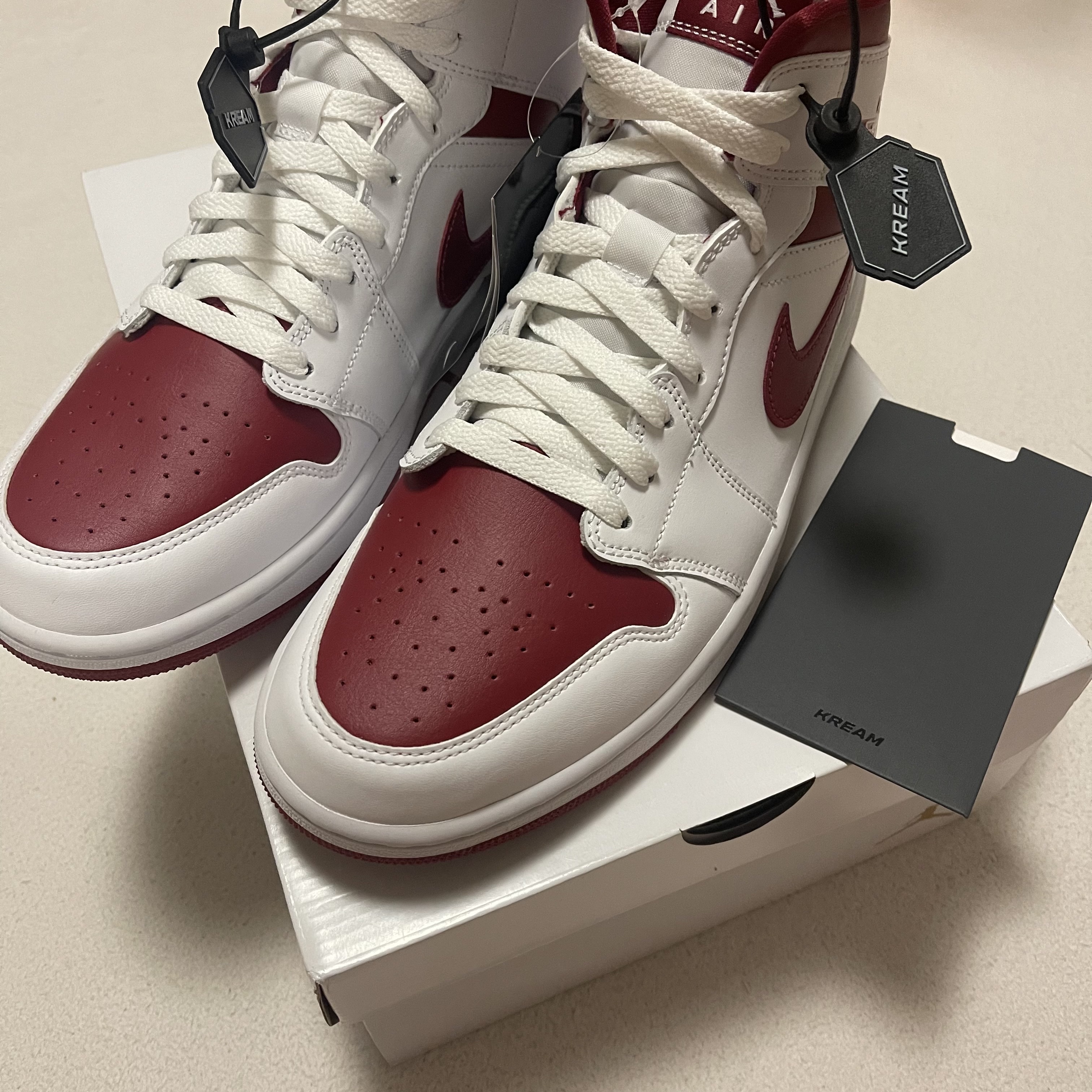 (W) Jordan 1 Mid Championship Red 착용 스타일