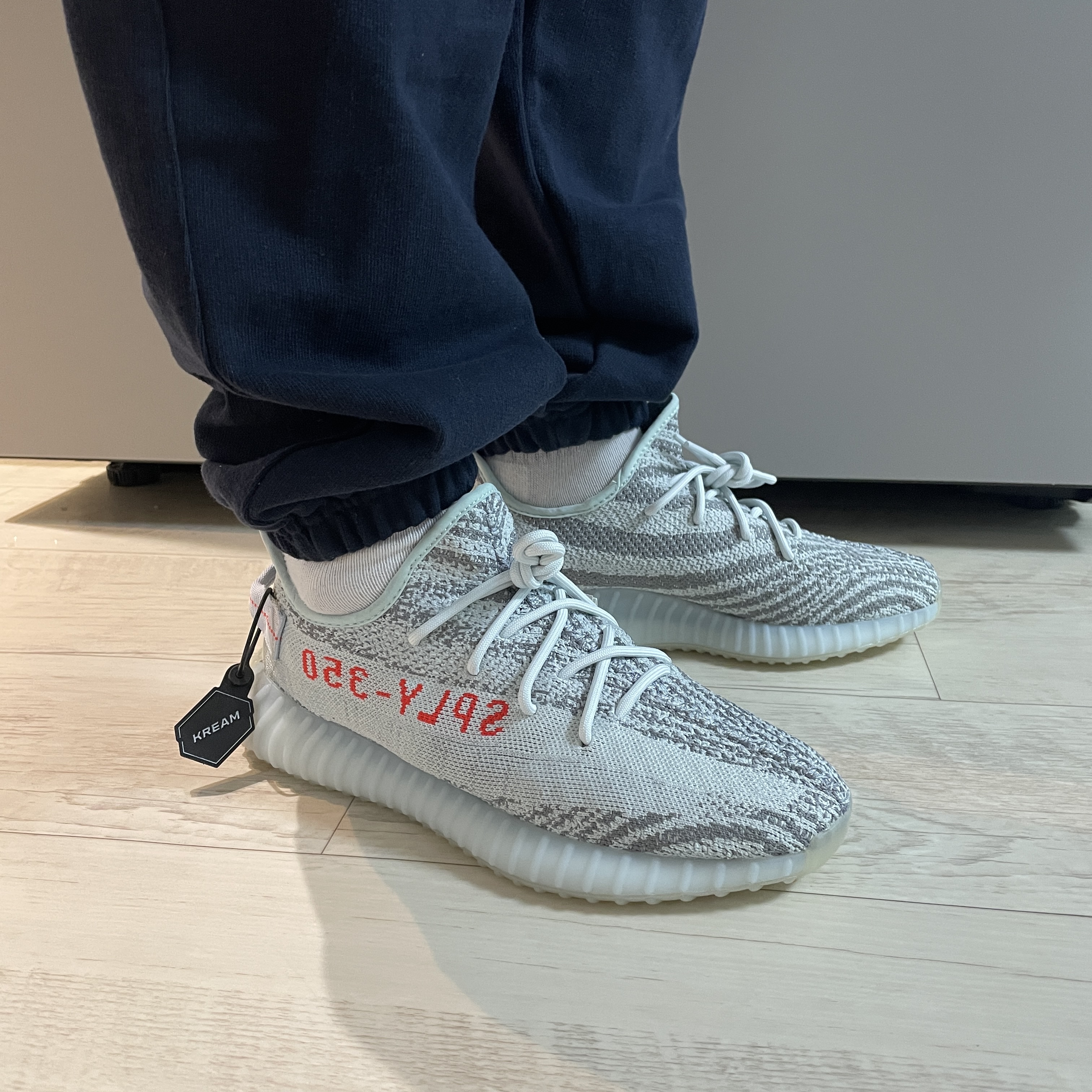Adidas Yeezy Boost 350 V2 Blue Tint 2017 착용 스타일 - 1