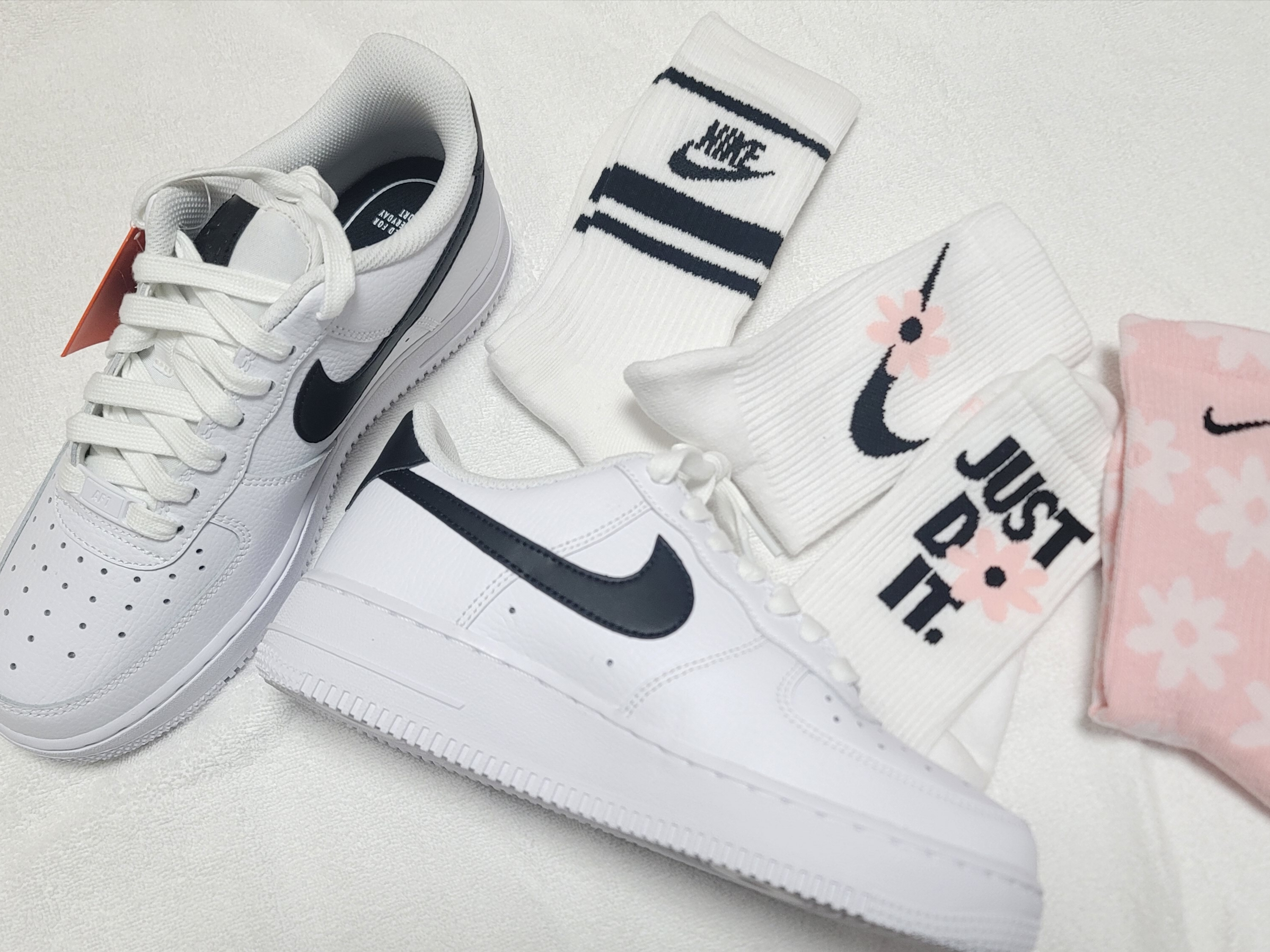 (W) Nike Air Force 1 '07 Low White Black, (W) Nike Air Force 1 '07 White Pink Prime 착용 스타일 - 1