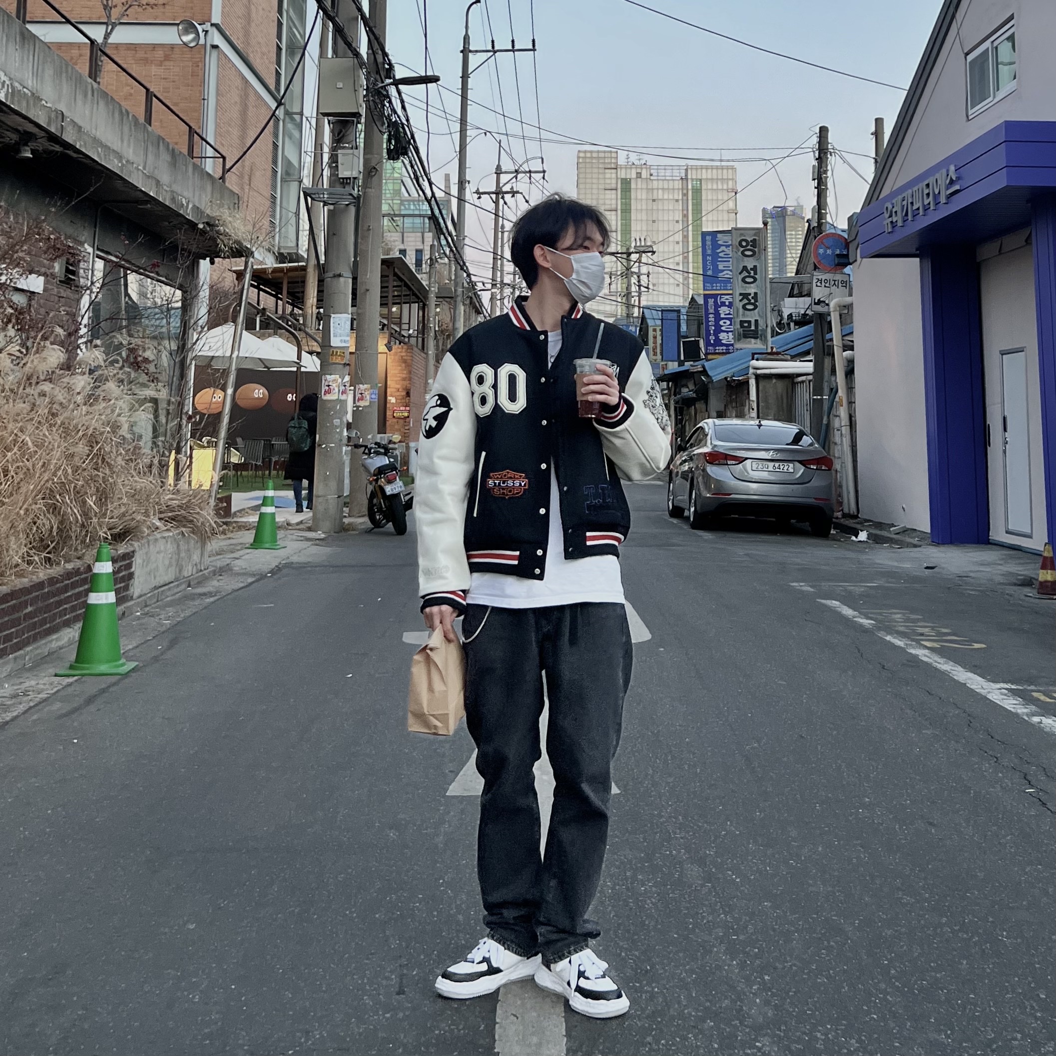 Stussy x Our Legacy x Denim Tears TTL Varsity Jacket Black, Maison Mihara Yasuhiro Wayne OG Sole Leather Low-top Sneakers Black White 착용 스타일 - 1