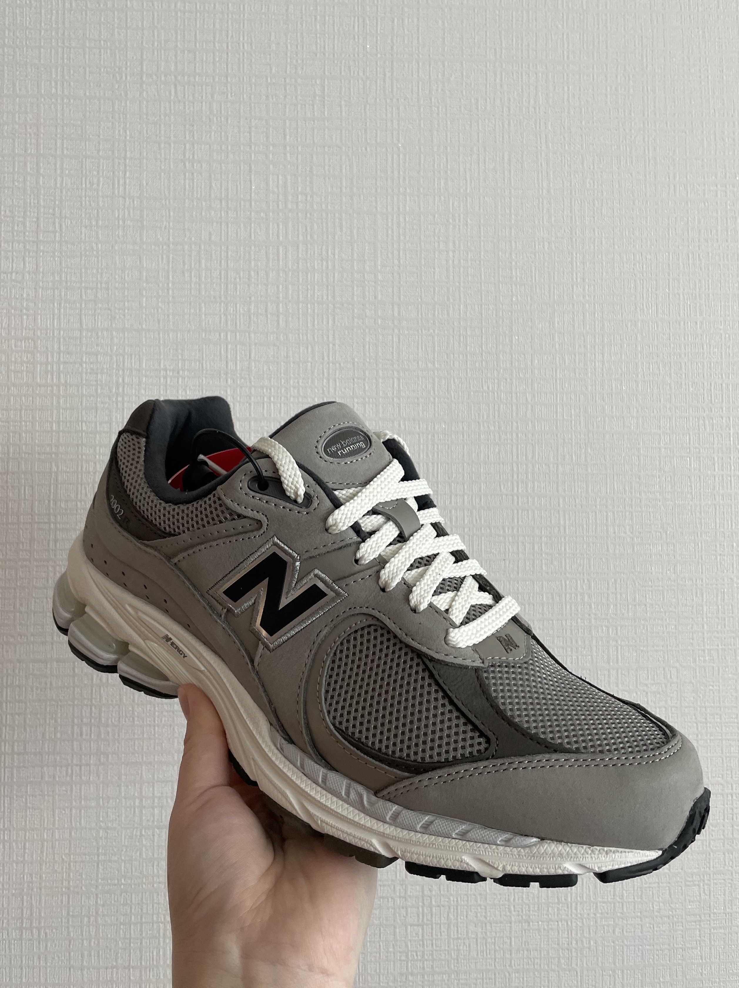 New Balance 2002 Warm Alpaca 착용 스타일 - 2