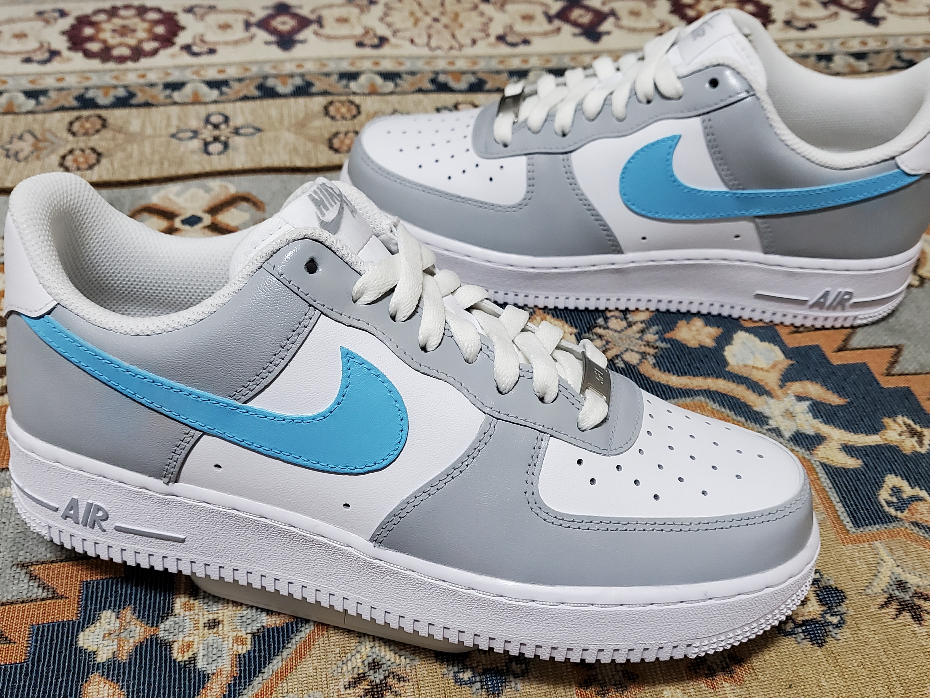Nike Air Force 1 '07 Low White, (W) Jordan 1 Mid Wolf Grey 착용 스타일