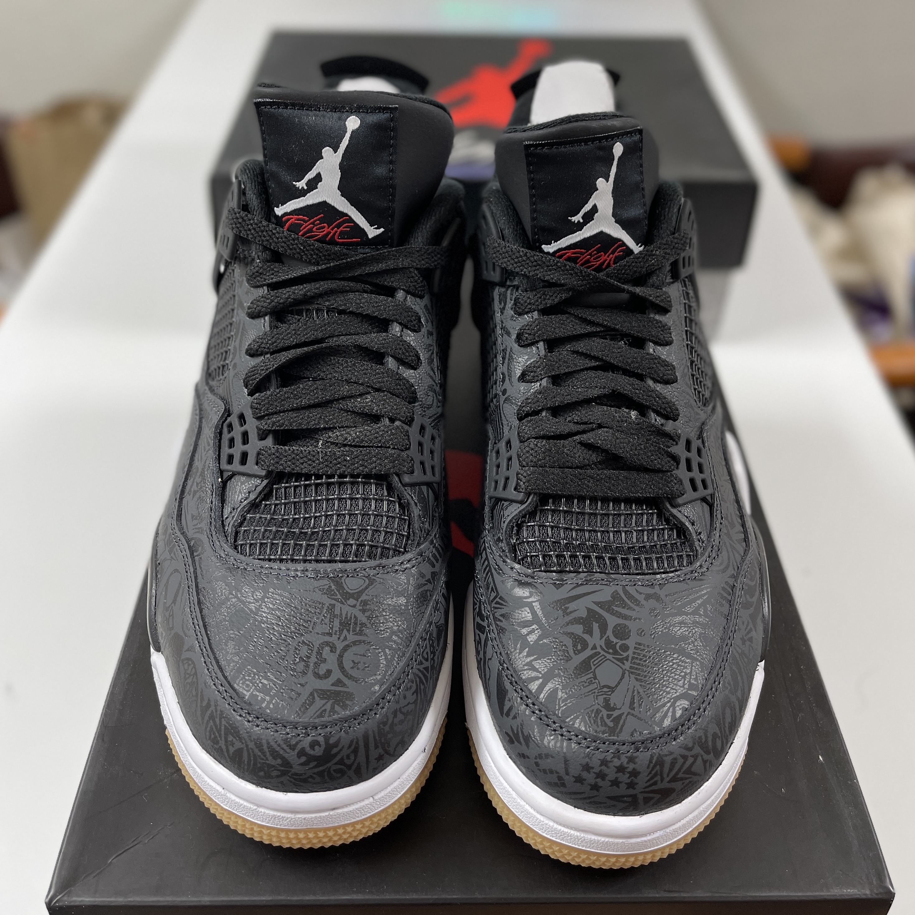 Jordan 4 Retro Laser Black Gum 착용 스타일 - 3