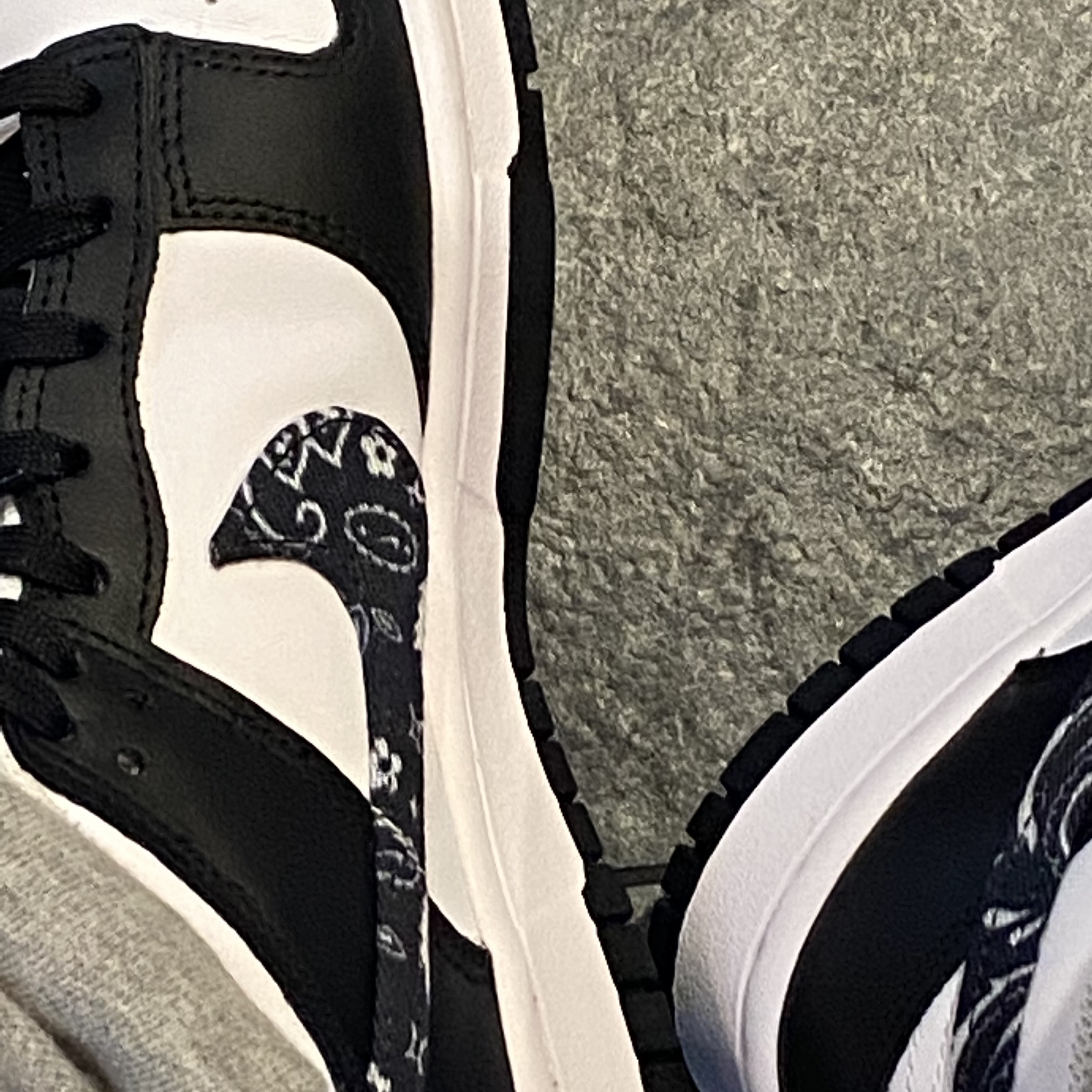 (W) Nike Dunk Low Essential Black Paisley 착용 스타일 - 3